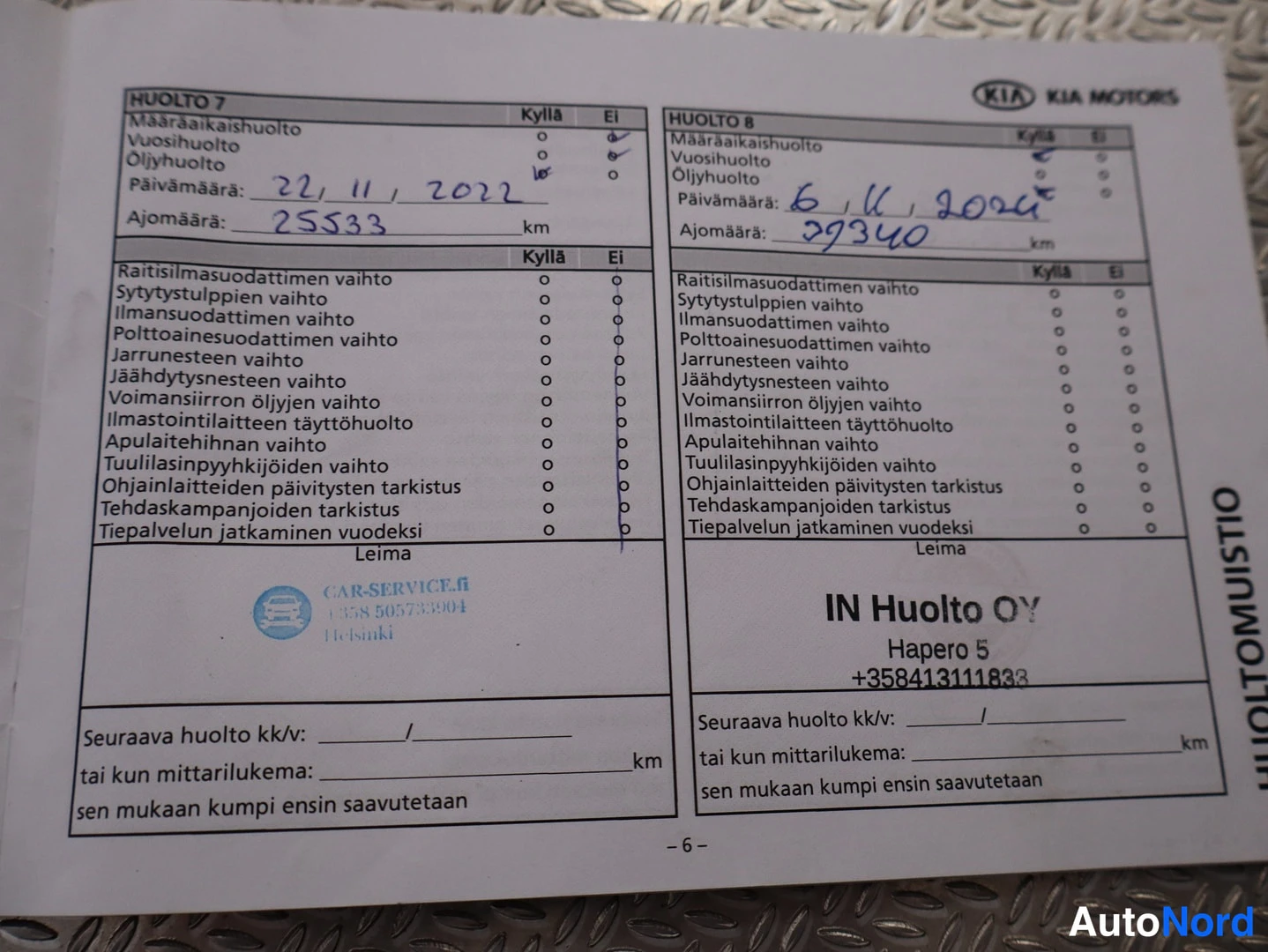 Asiakirja: Kia Motors -huoltomustion sivu 6, jossa huolto 7 (22.11.2022, ajomäärä 25533 km, leima Car-Service.fi) ja huolto 8 (6.4.2024, ajomäärä 39340 km, leima IN Huolto