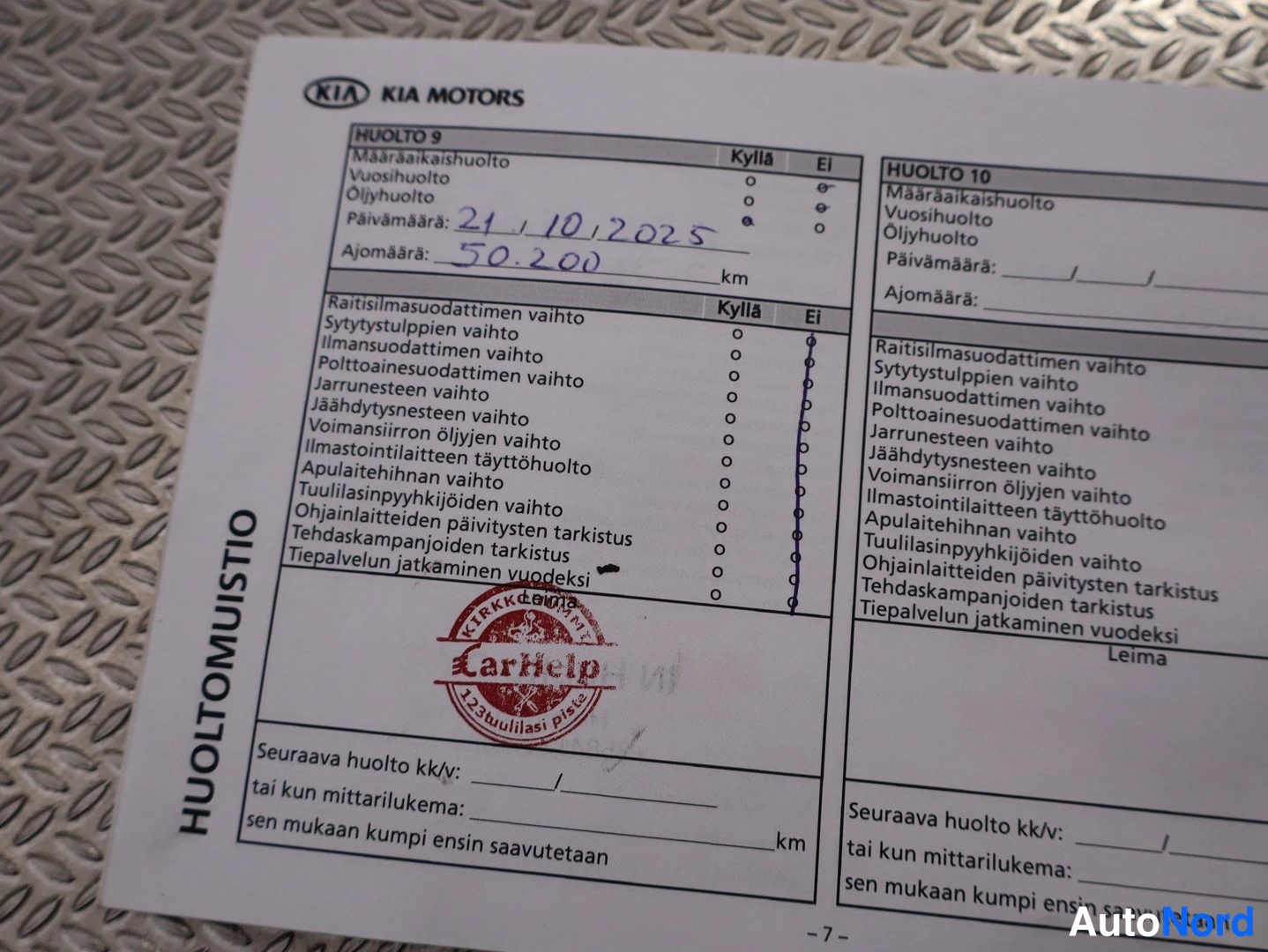 Muu: Kia-huoltokirjan sivu 7, huolto 9 täytetty päivämäärällä 21/10/2025, ajomäärä 50200 km, CarHelp-leima.