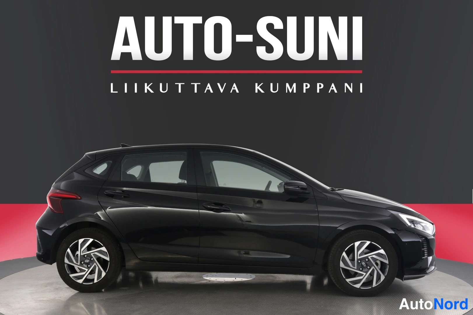 Sivulta: Auton kylki kuvattuna sivusuunnasta; korin pinta näkyy peilikirkkaana ja yhtenäisenä.