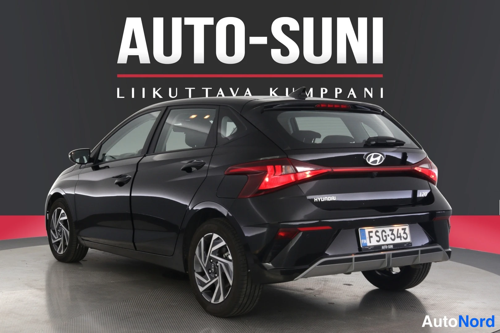 Takaviisto: Auton takaosa ja kylki kuvattuna kolmineljäsosan kulmasta; HYUNDAI-merkintä ja rekisterikilpi ovat näkyvissä.