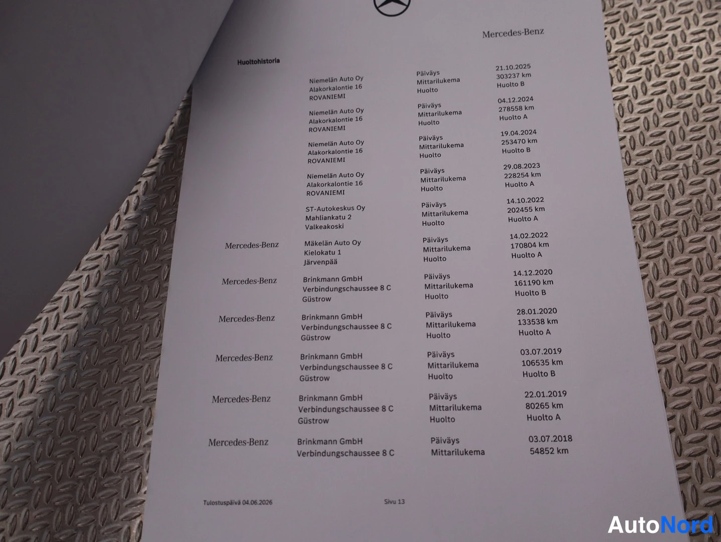 Yksityiskohta: Mercedes-Benz-huoltohistoria-sivu, jossa listattuna huoltoja vuosilta 2018–2025 mittarilukemilla 54852–303237 km.