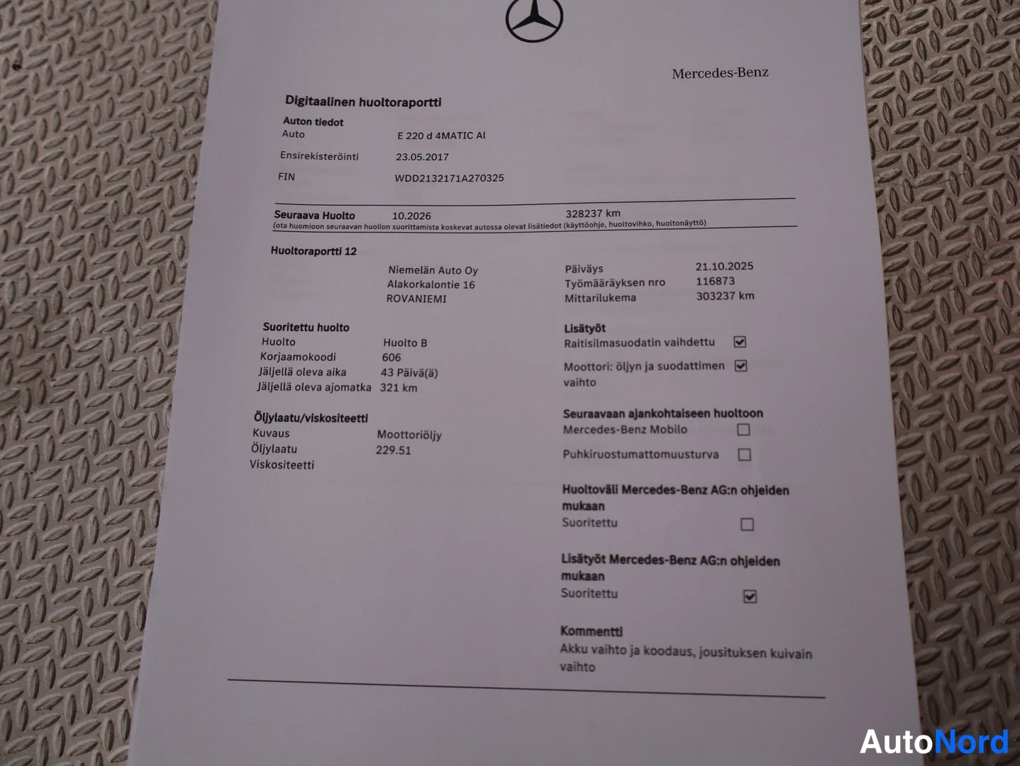 Yksityiskohta: Mercedes-Benzin digitaalinen huoltoraportti: E 220 d 4MATIC AI, ensirekisteröinti 23.05.2017, suoritettu huolto B 21.10.2025, mittarilukema 303237 km.