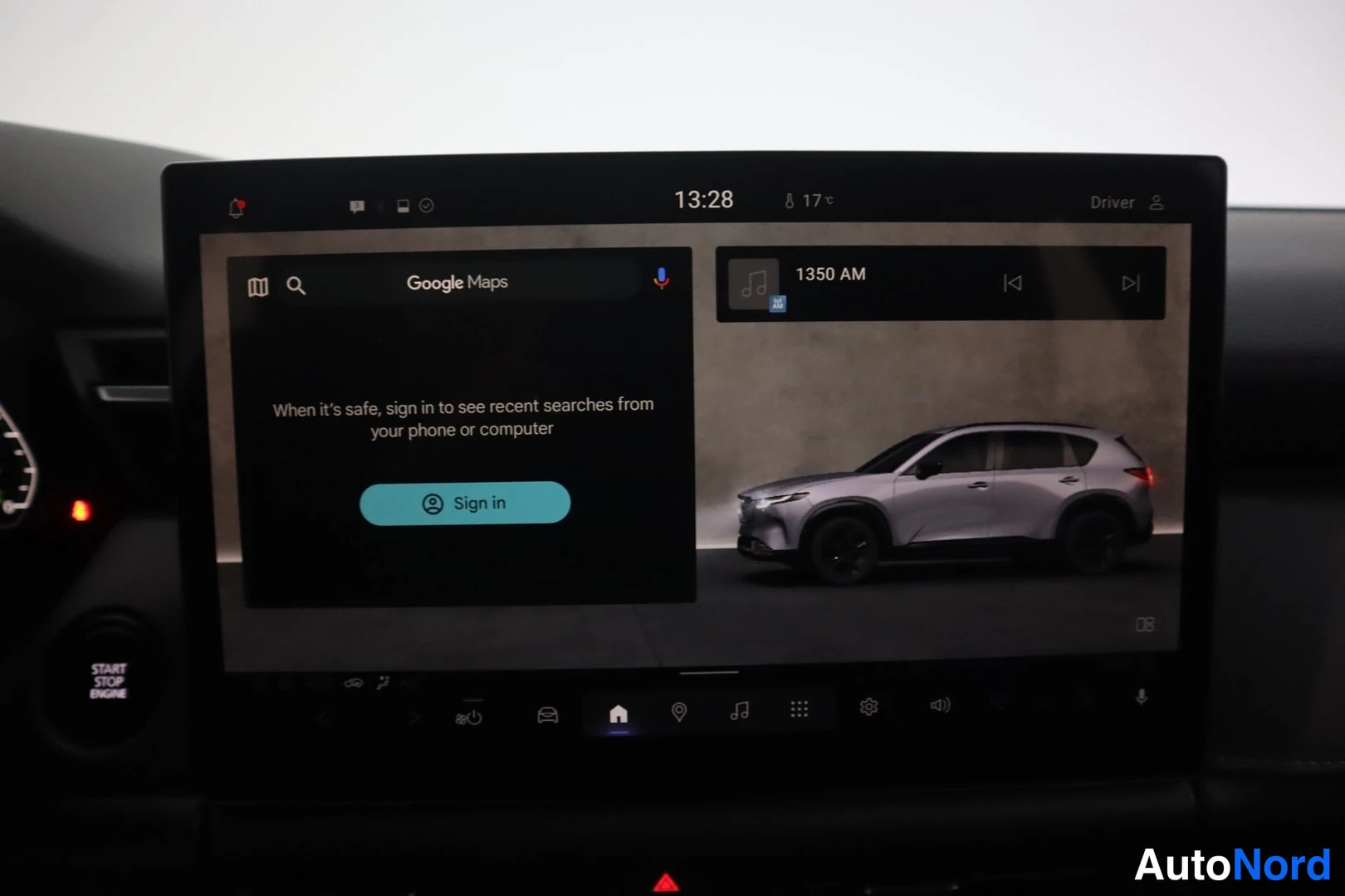 Muu: Kojelaudan infotainment-näyttö, jolla Google Maps ja radio 1350 AM; teksti 'When it's safe, sign in to see recent searches from your phone or computer'.