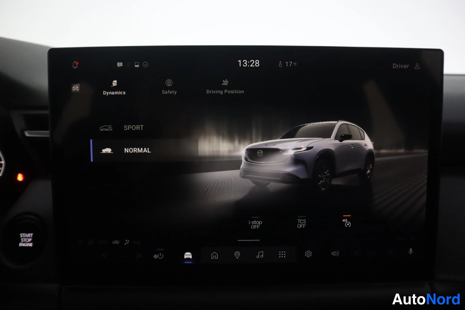 Muu: Infotainment-näytön Dynamics-valikko ajotiloilla SPORT ja NORMAL; alhaalla i-stop OFF ja TCS OFF. START STOP ENGINE -painike näytön vasemmalla puolella.
