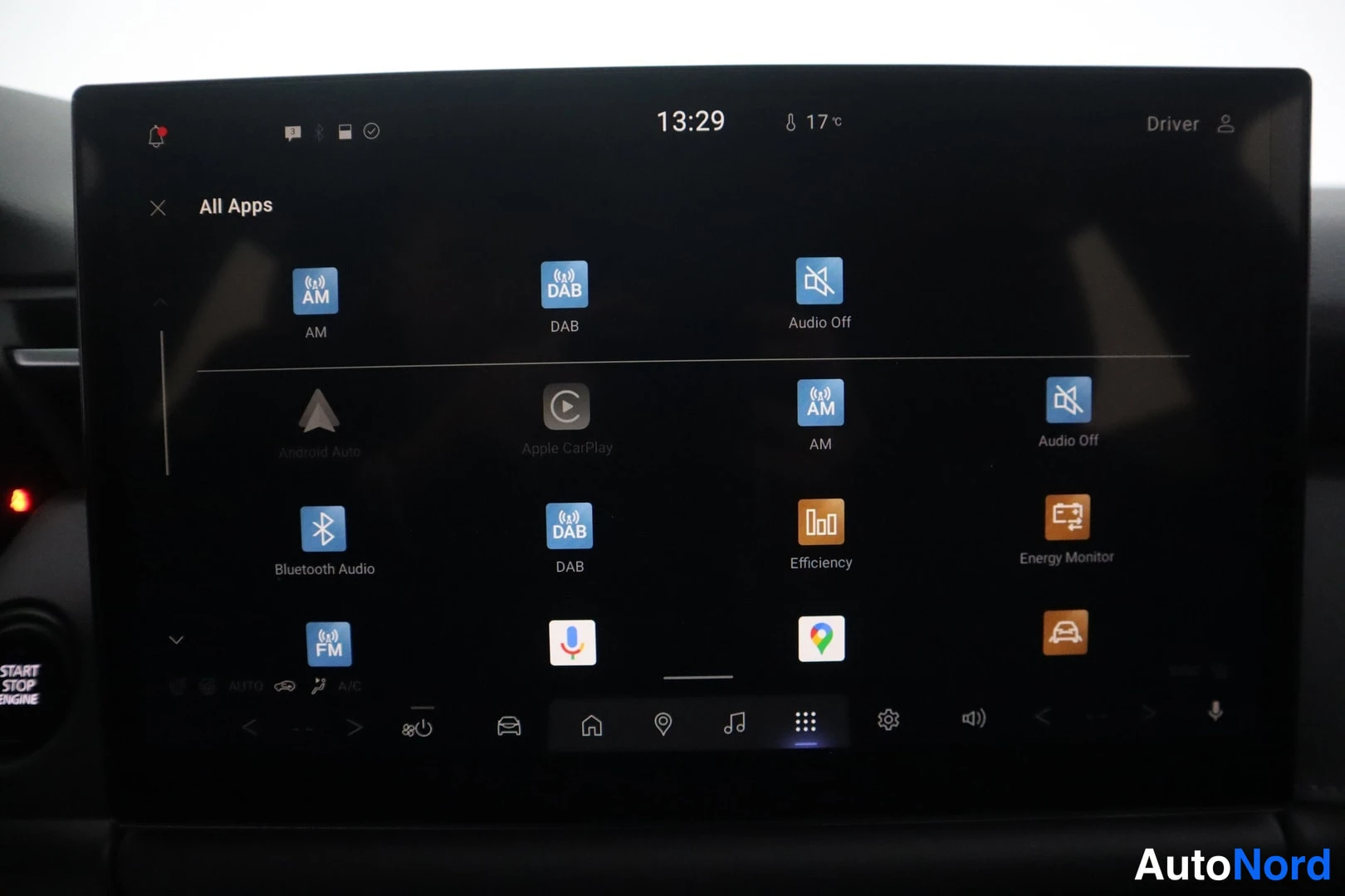 Muu: Auton infotainment-näytön All Apps -näkymä: ruudulla kuvakkeita sovelluksille AM, DAB, Audio Off, Android Auto, Apple CarPlay, Bluetooth Audio, Efficiency, Ener
