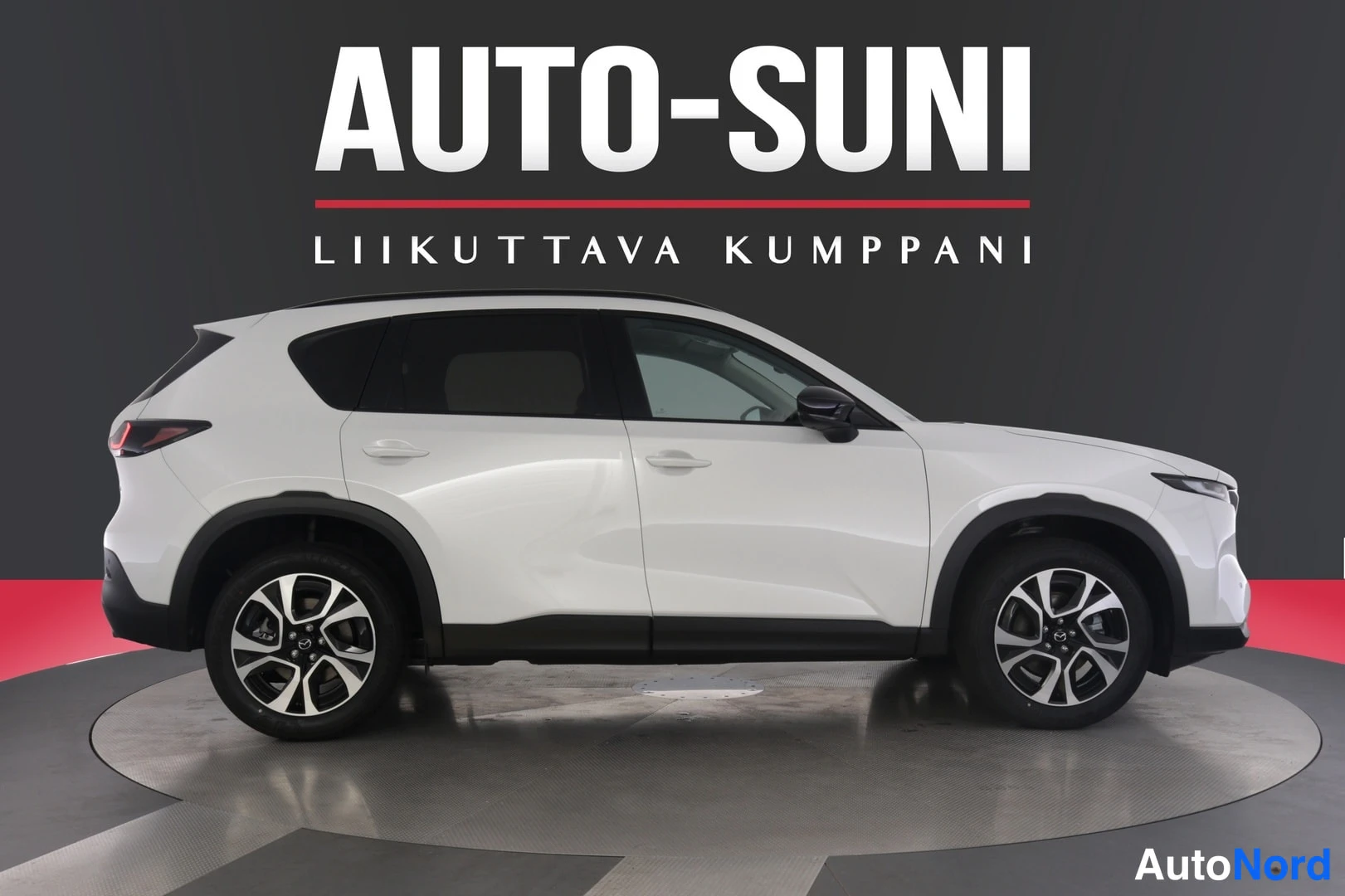 Etuviisto, nokka oikealle: Valkoinen Mazda CX-5 kulmat... — import_start
