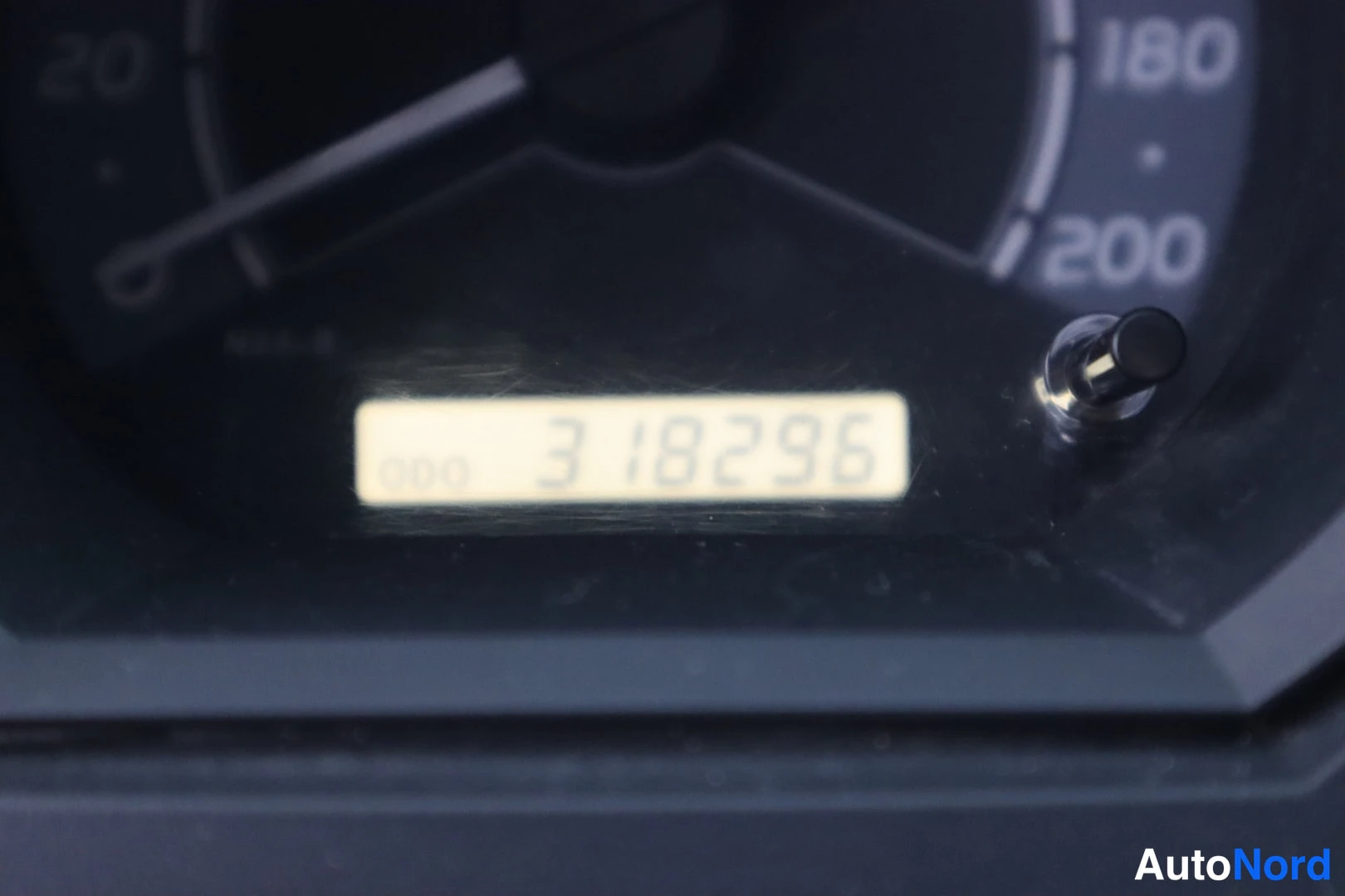 Yksityiskohta: Mittariston näyttö, odometeri näyttää 3 18 296