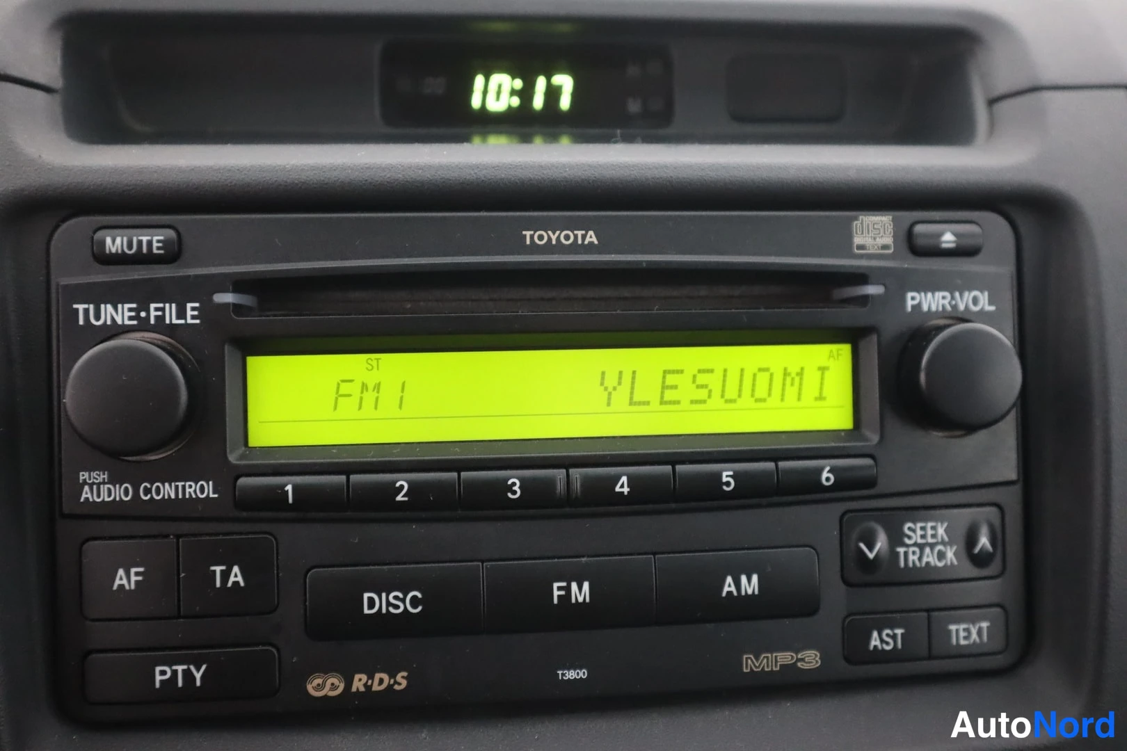 Yksityiskohta: Toyotan radio-CD-yksikkö lähikuvassa: T3800, R.D.S- ja MP3-merkinnät, näyttö FM1 YLESUOMI