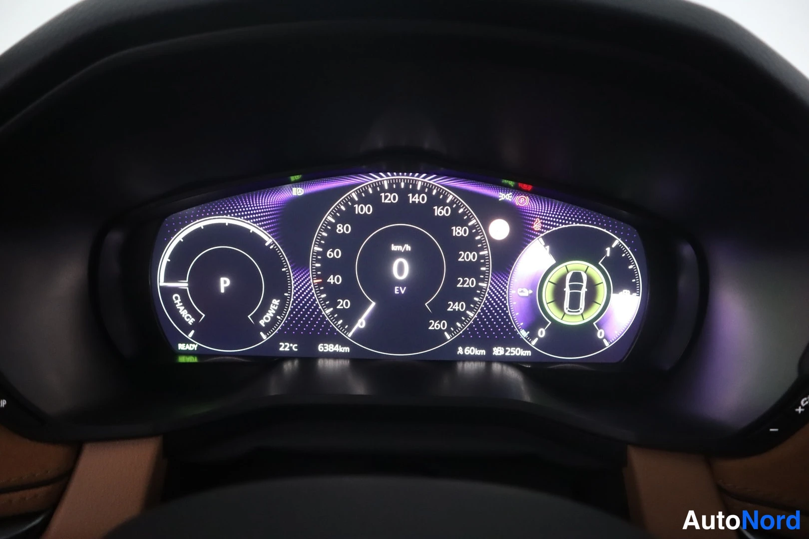 Muu: Digitaalinen mittaristo näyttää vaihteen P, EV-tilan ja 6384 km matkamittarin.