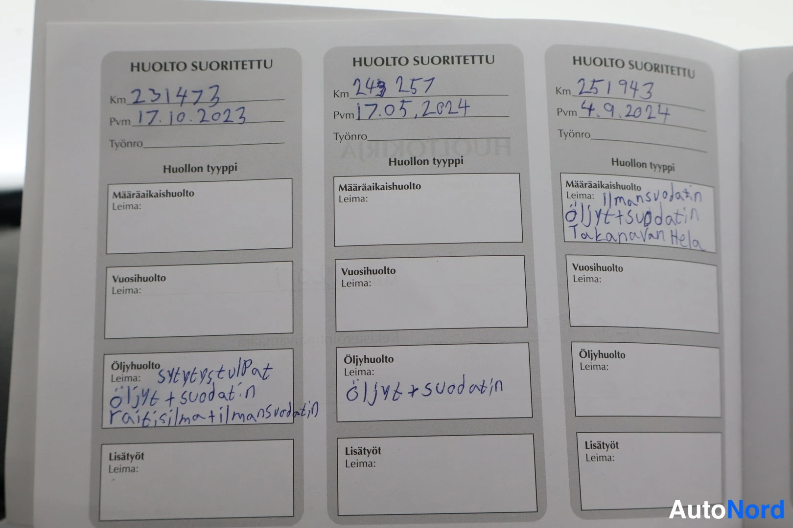 Muu: Huoltokirjan sivu, jossa kolme huoltoa merkitty: km 231473 (17.10.2023), 247257 (17.05.2024) ja 251943 (4.9.2024), öljyhuolto- ja täydennyshuomioin.