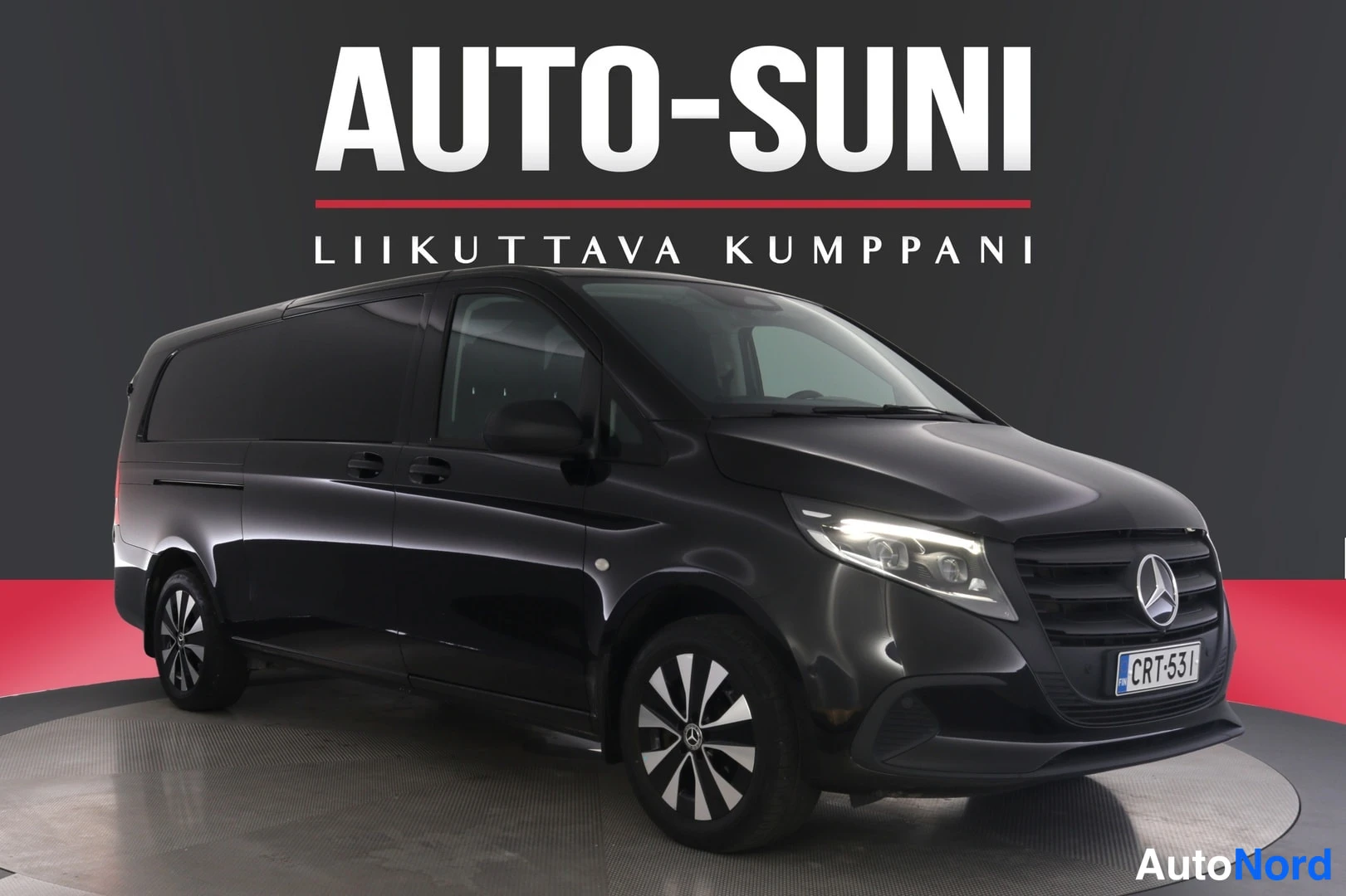 Etuviisto, nokka oikealle: Musta Mercedes-Benz Vito -pakettiauto kuvattu vinosti edestä oikealta, rekisterikilpi.