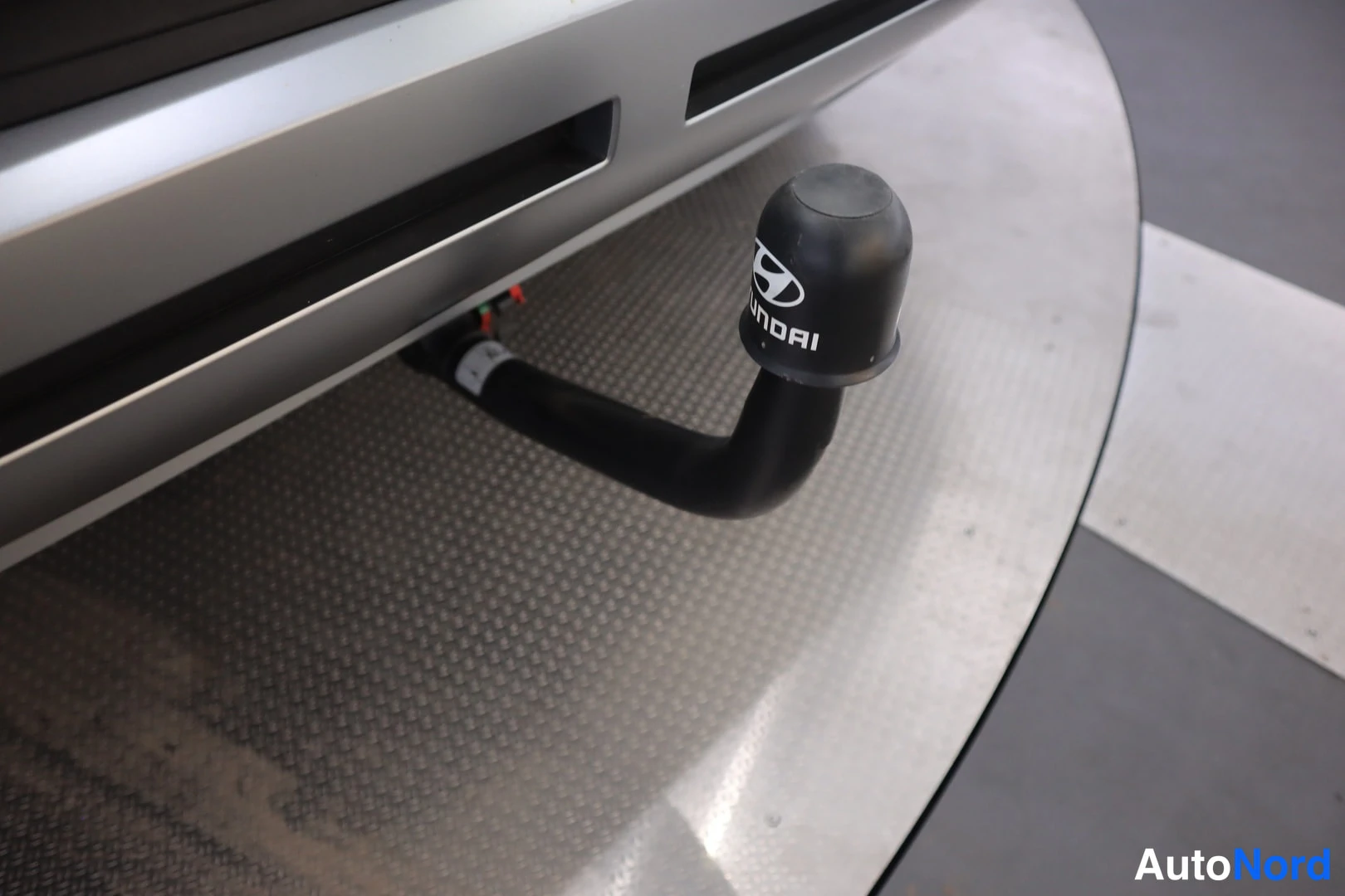 Takaa: Musta vetokoukku Hyundai-merkinnällä auton perässä.