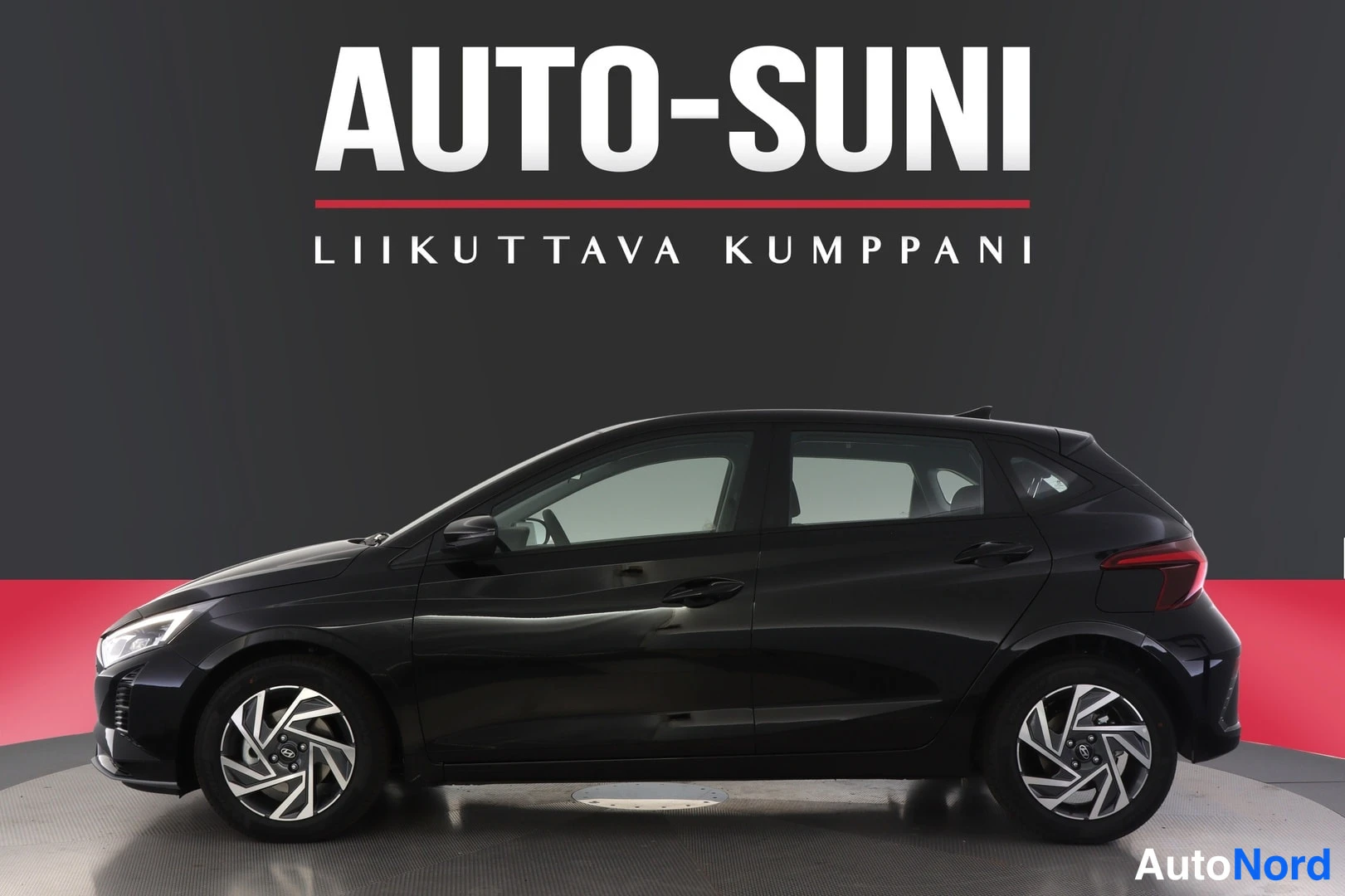 Sivulta: Hyundai i20 -viistotakakuva studiotakustasta, musta koriväri.