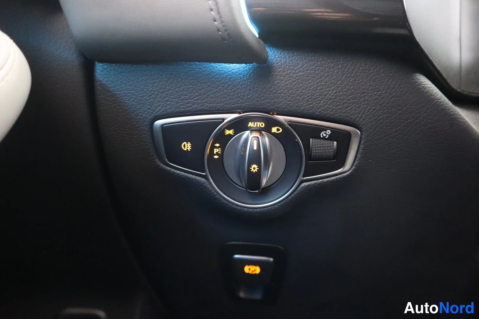 Muu: Mercedes-Benzin kojelaudan valokatkaisin AUTO-merkinnällä.