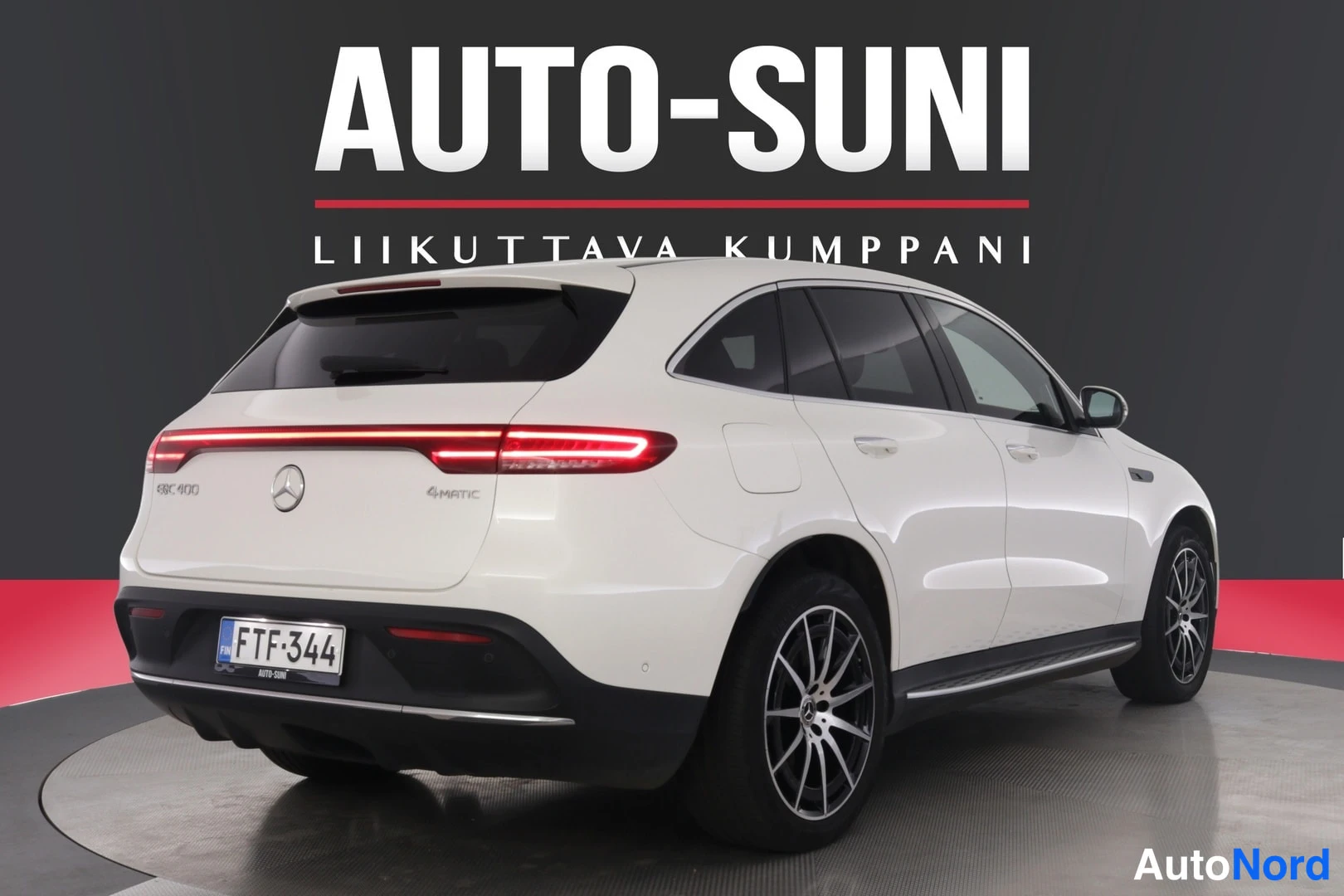 Takaviisto: Valkoisen Mercedes-Benz EQC:n takapää ja oikea sivu, takavaloetäisyys hehkuvana, rekisteritunnus.