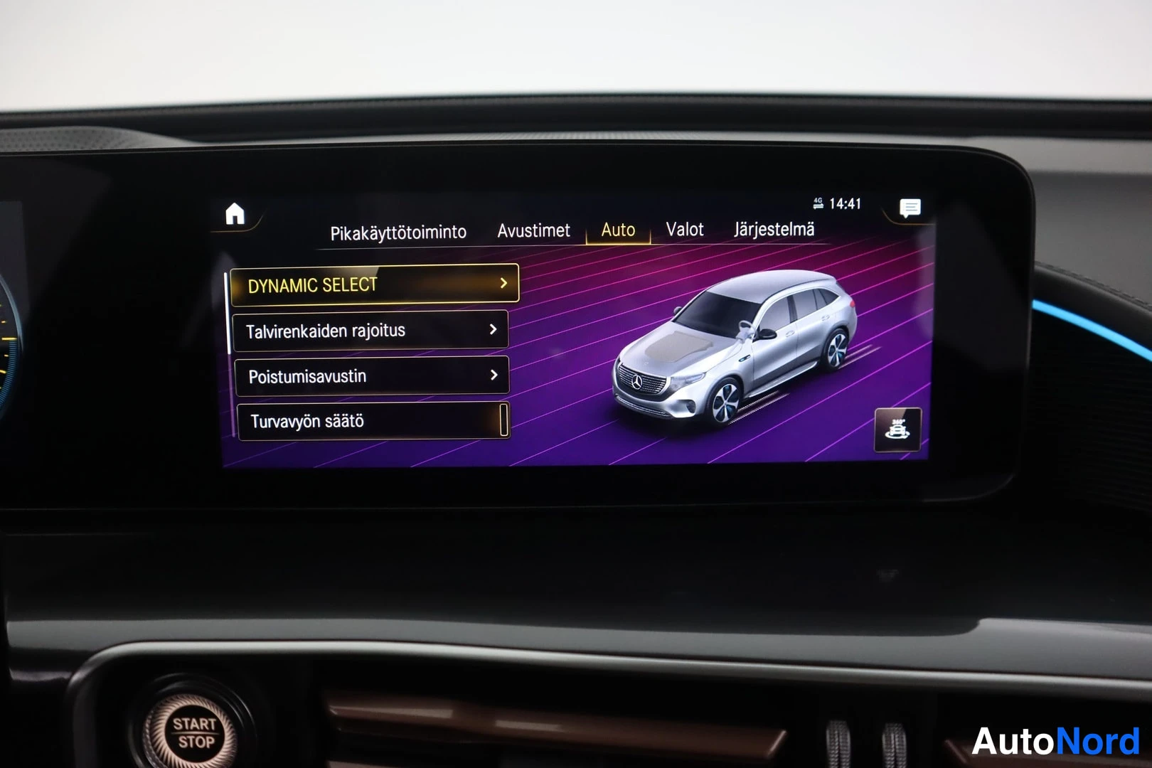 Yksityiskohta: Infotainment-näytön Auto-valikko DYNAMIC SELECT -listalla ja kuvituksena hopeinen Mercedes-Benz EQC -maasturin kuva; alla START STOP -painike.