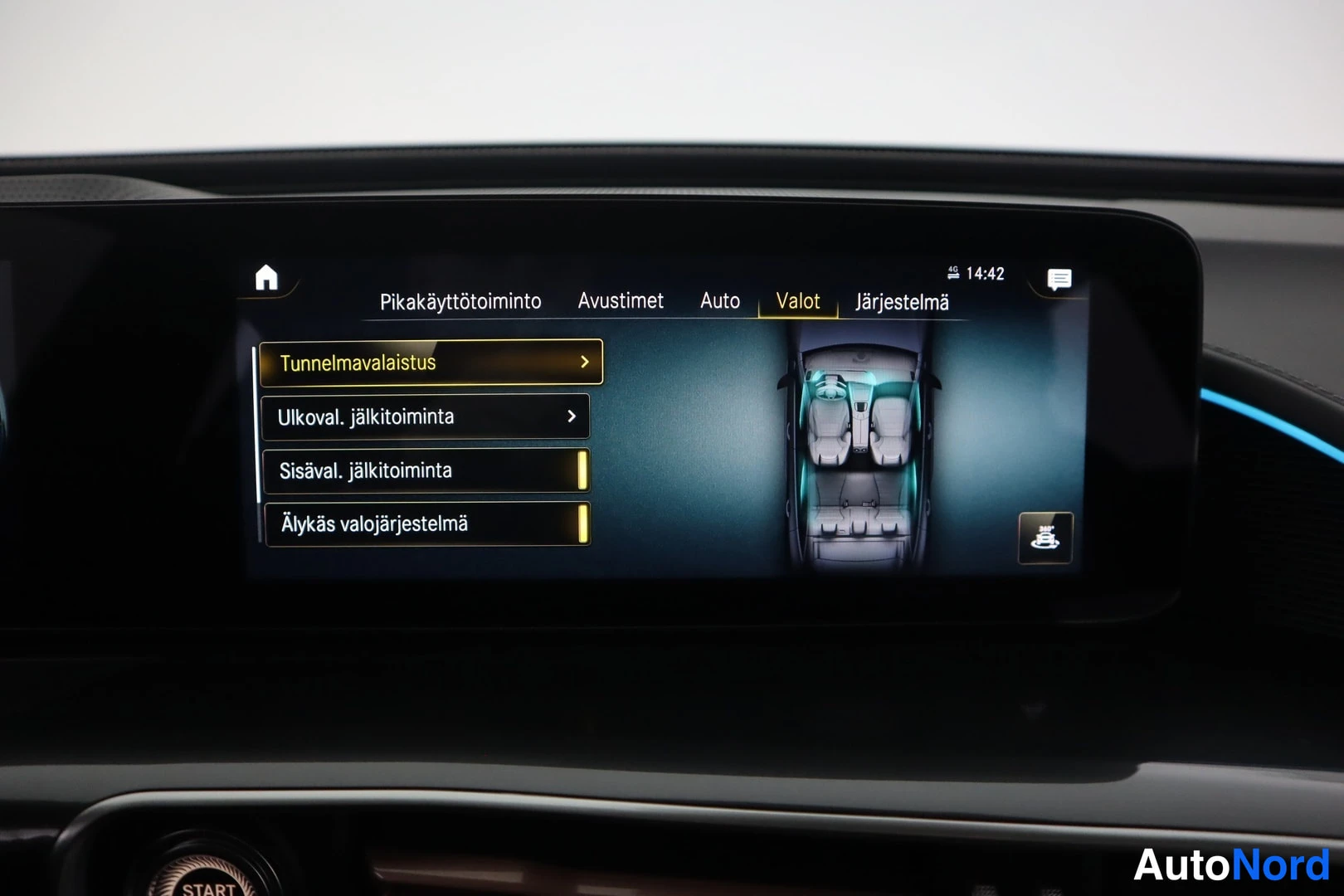 Yksityiskohta: Infotainment-näytön Valot-valikko, jossa listataan tunnelmavalaistus, ulko- ja sisävalojen jälkitoiminnot sekä älykäs valojärjestelmä; auton ylhäältä kuva.