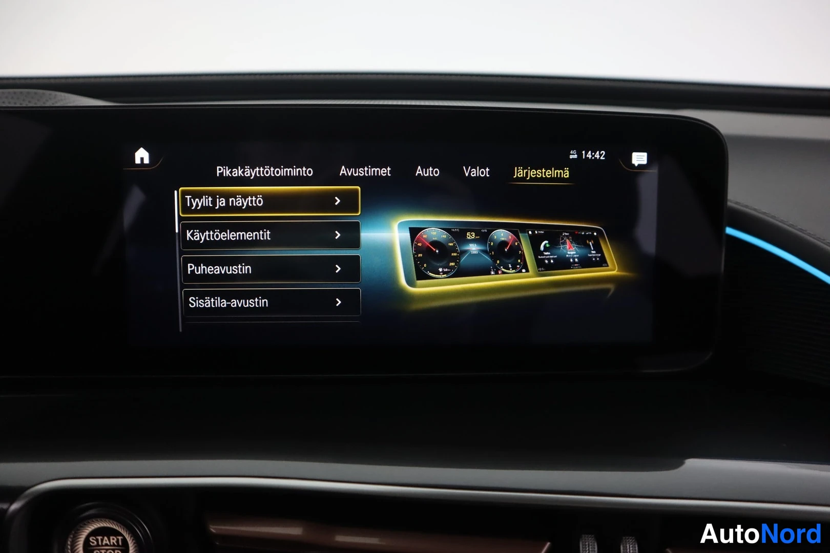 Yksityiskohta: Infotainment-näytön Järjestelmä-valikko tyylejä ja näyttöä, käyttöelementtejä, puheavustinta ja sisätila-avustinta listaten; instrumenttiryhmän kuvitus.