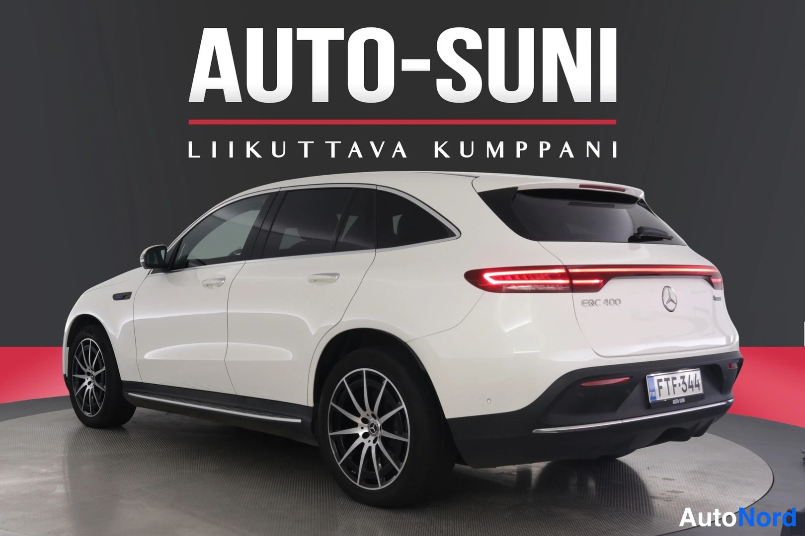 Takaviisto: Valkoisen Mercedes-Benz EQC:n takaosa ja vasen sivu studion pyörivällä alustalla, rekisteritunnus.