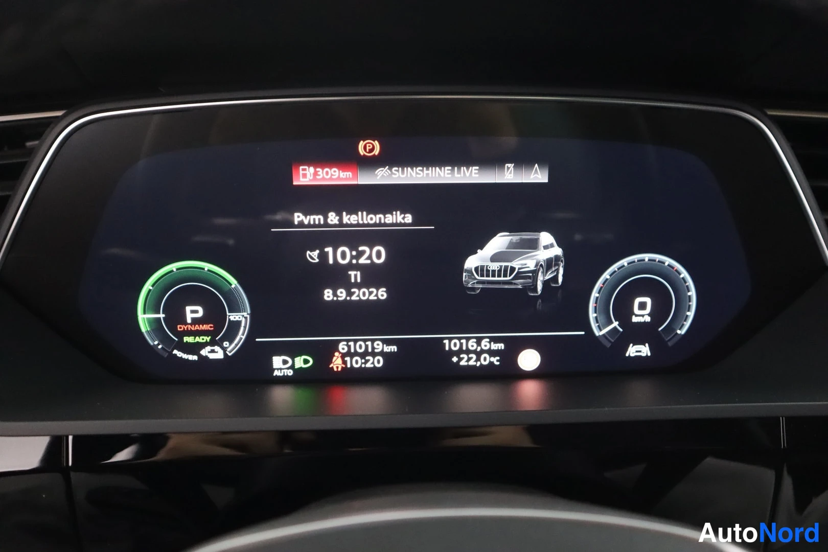 Takaviisto: Kojelaudan digitaalinäyttö näyttää kellonajan 10:20, päivämäärän 8.9.2026, matkamittarin 61019 km ja 1016,6 km matkan.
