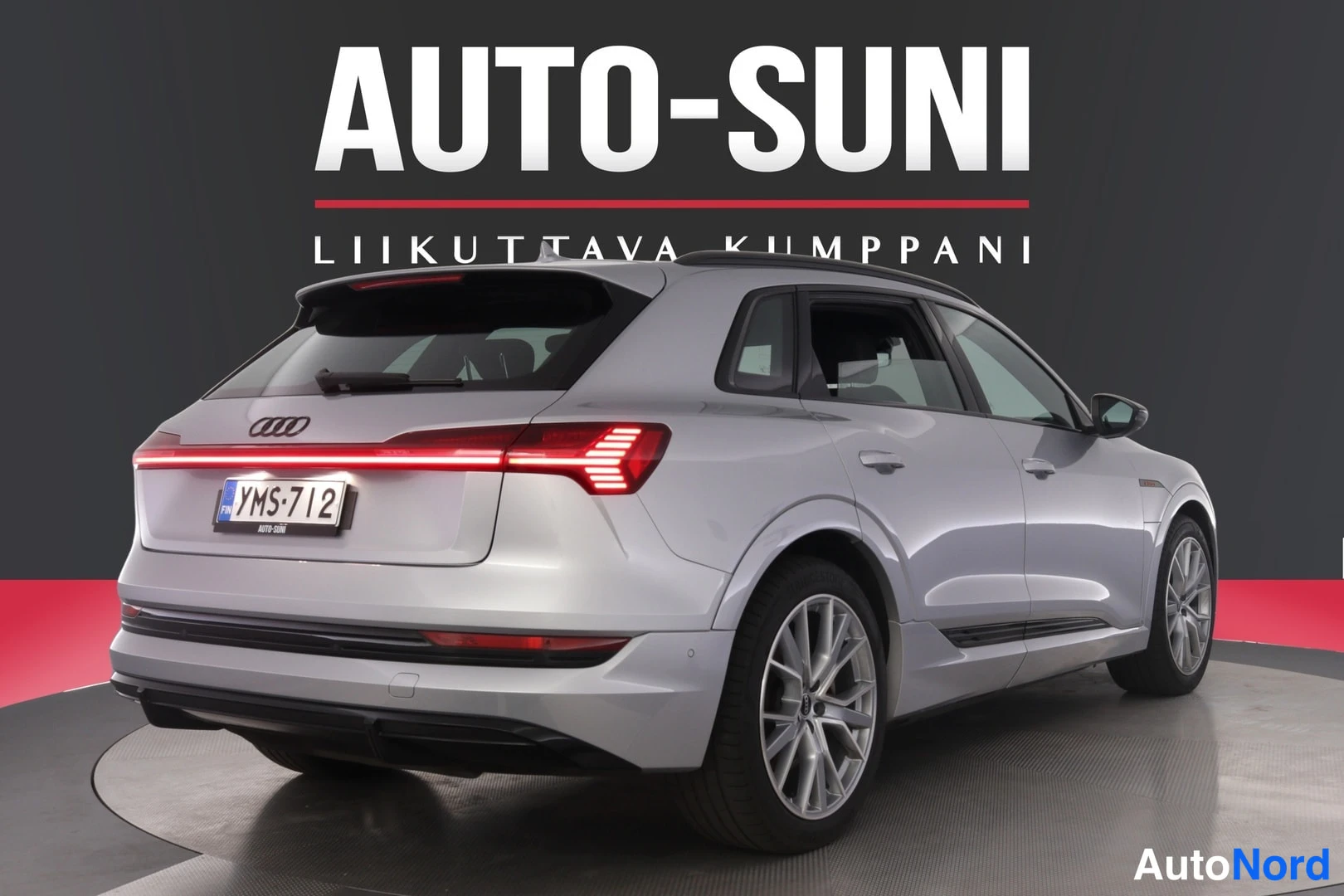 Takaviisto: Audi e-tron takaviisto kuvattuna: punainen LED-takavalotunnus, Audi-merkit ja rekisterikilpi näkyvät.