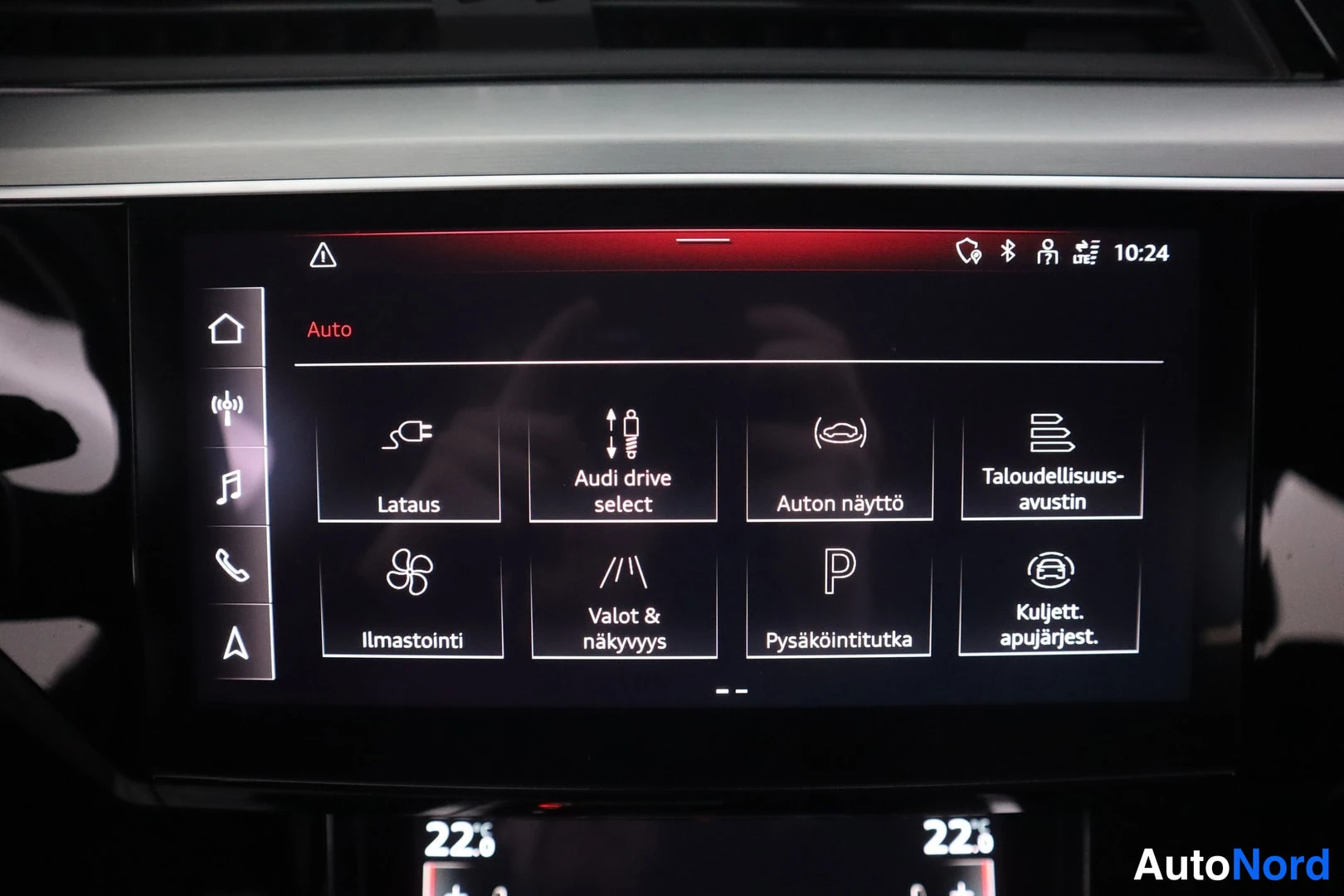 Muu: Auton keskinäytön Auto-valikko, jossa on mm. Lataus-, Ilmastointi- ja Pysäköintitutka-toiminnot.
