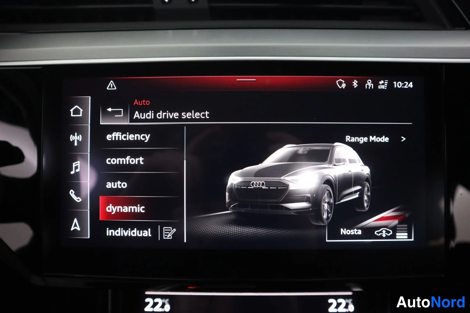 Muu: Audi e-tronin keskinäytön Audi drive select -valikko, jossa valittuna dynamic-ajotila ja näkyvissä Range Mode -vaihtoehto.
