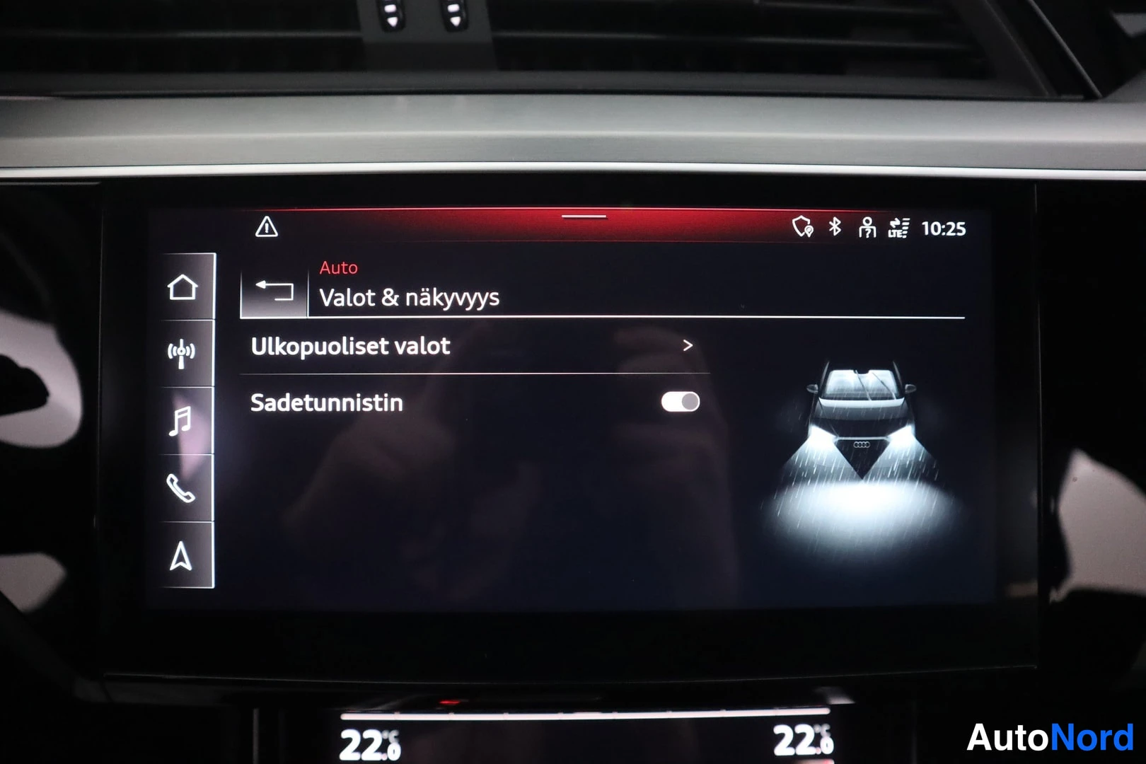 Muu: Audi e-tronin keskinäytön Valot & näkkyys -valikko, jossa Ulkopuoliset valot -valinta ja Sadetunnistin kytkettynä pois päältä.