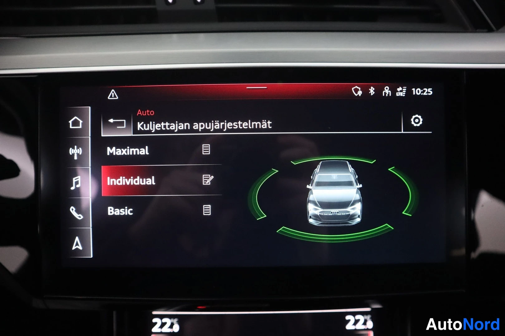 Muu: Audi auton keskinäytöllä näkyy valikko Kuljettajan apujärjestelmät vaihtoehdoilla Maximal, Individual ja Basic.