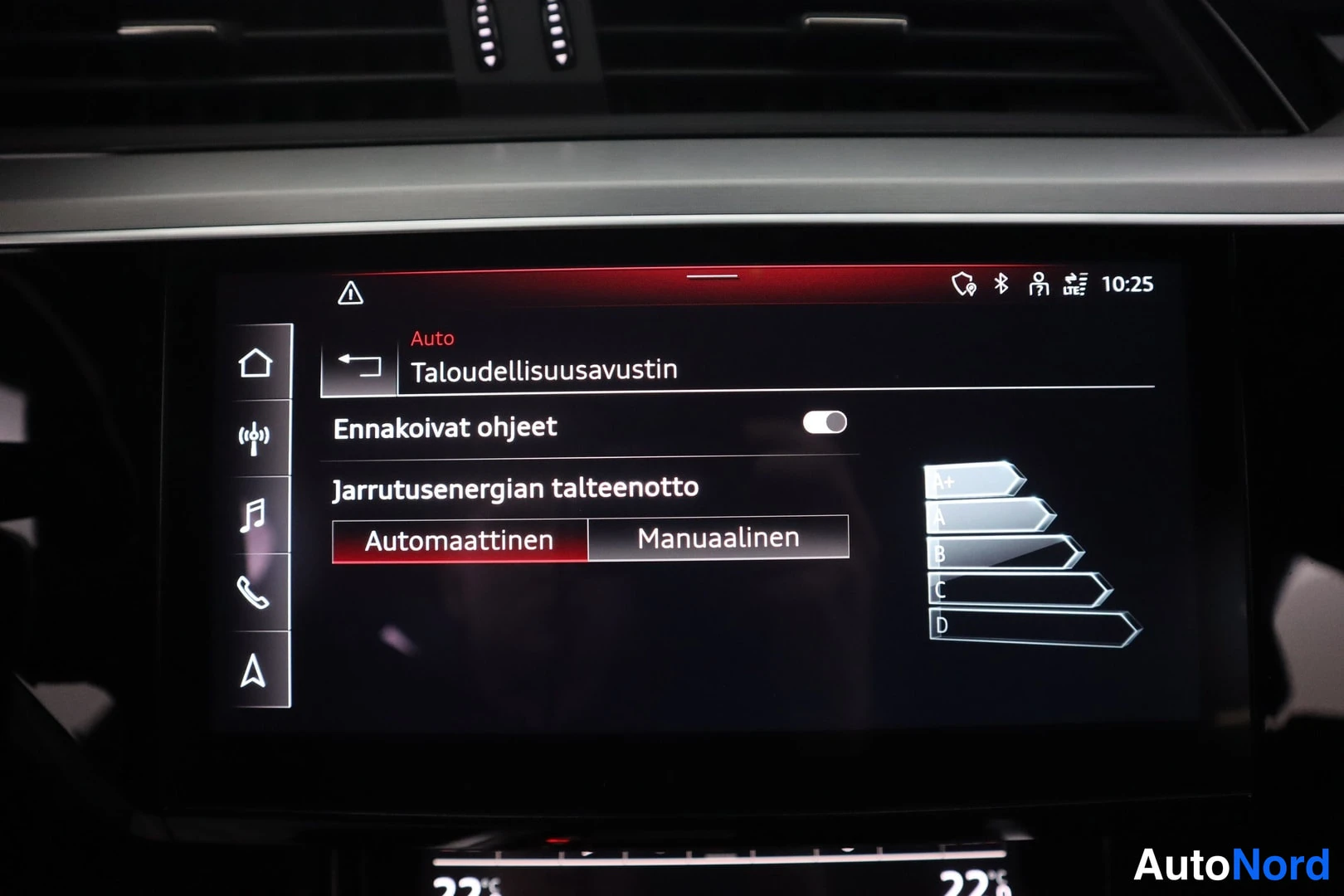 Muu: Keskinäytön Taloudellisuusavustin-valikko: Ennakoivat ohjeet päällä, Jarrutusenergian talteenotto asetuksella Automaattinen.