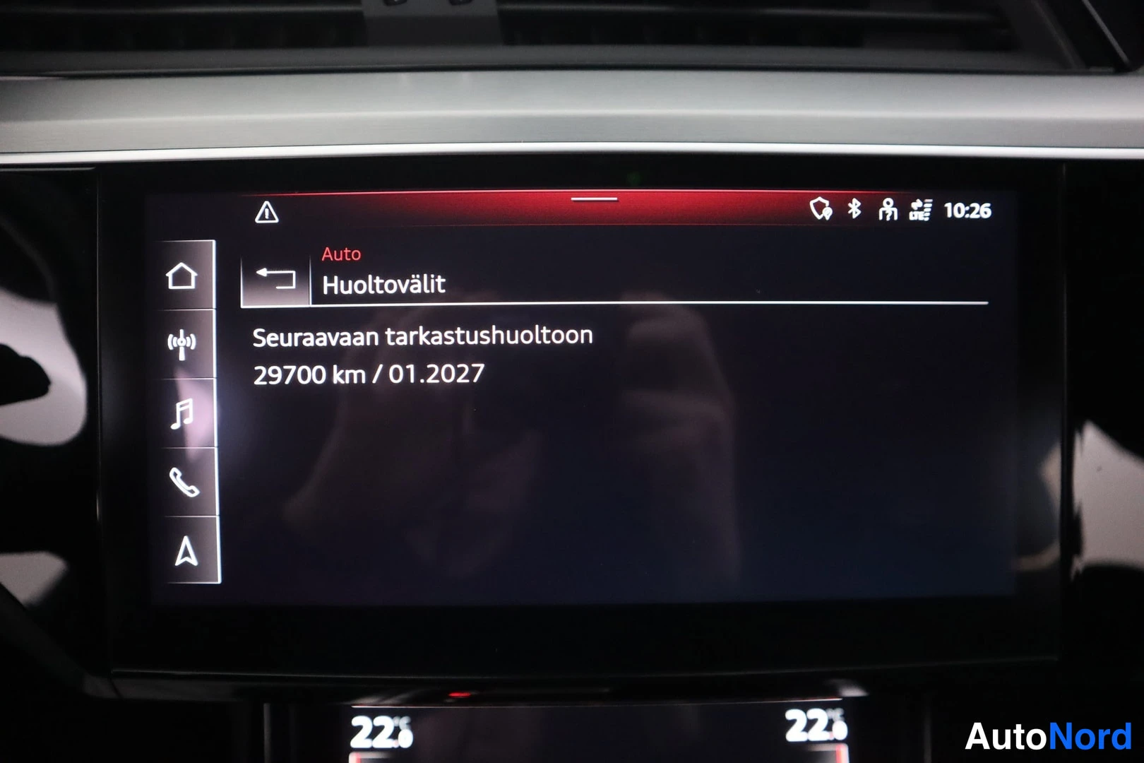 Muu: Keskinäytön Huoltovälit-näkymä ilmoittaa seuraavan tarkastushuollon olevan 29700 km / 01.2027.