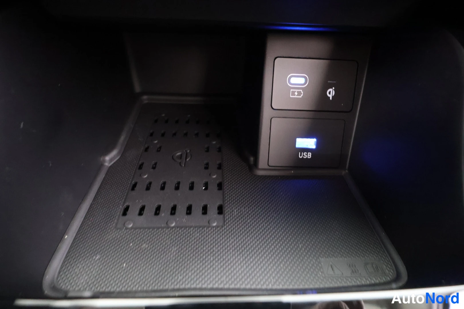 Muu: Langaton puhelimen lataustaso ja USB-portti keskikonsolin lokerossa.
