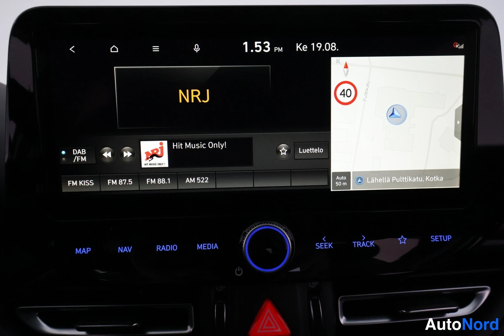 Muu: Infotainment-näytöllä DAB/FM-radio (NRJ) ja kartta, sijainti 'Lähellä Pulttikatu, Kotka'.
