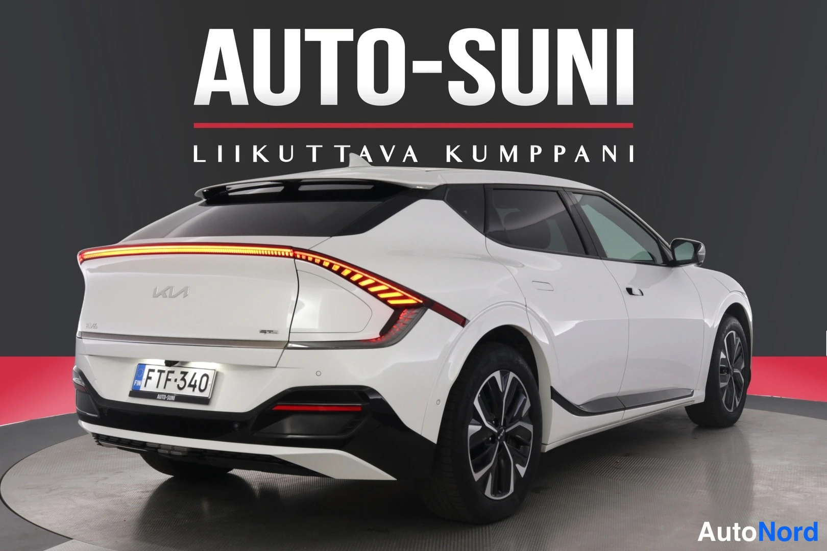 Takaviisto: Valkoinen Kia EV6 takaa- ja sivulta kuvattuna, rekisterikilpi.