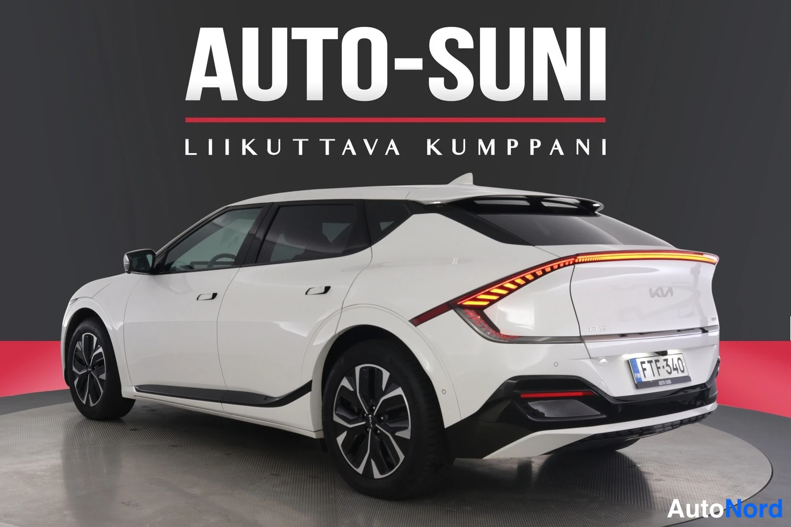 Takaviisto: Valkoinen Kia EV6 takaa- ja vasemmalta sivulta kuvattuna, rekisterikilpi.