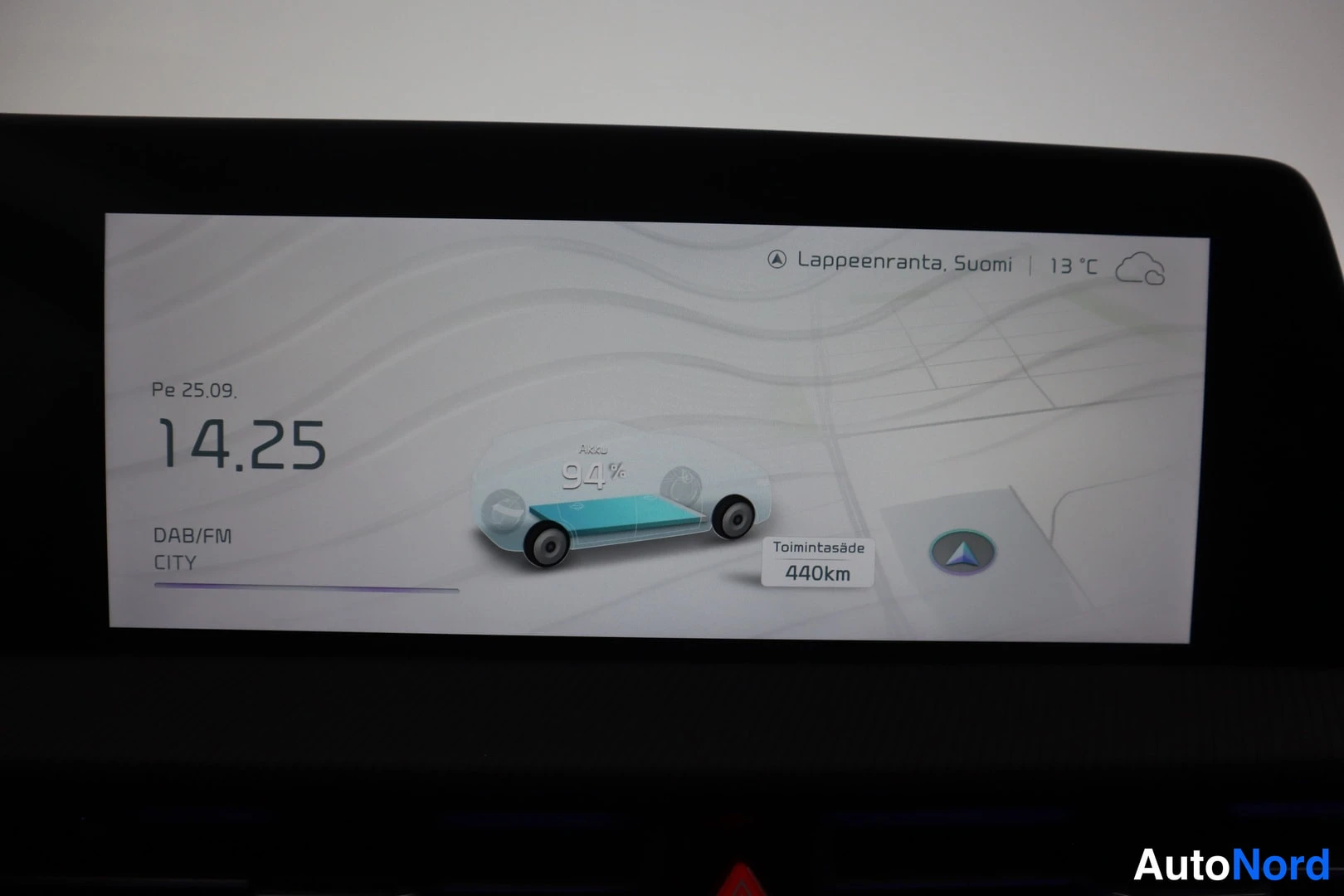 Muu: Auton infotainment-näyttö näyttää akun varauksen 94 %, toimintasäteen 440 km, ajan 14.25 ja sään Lappeenrannassa 13 °C.
