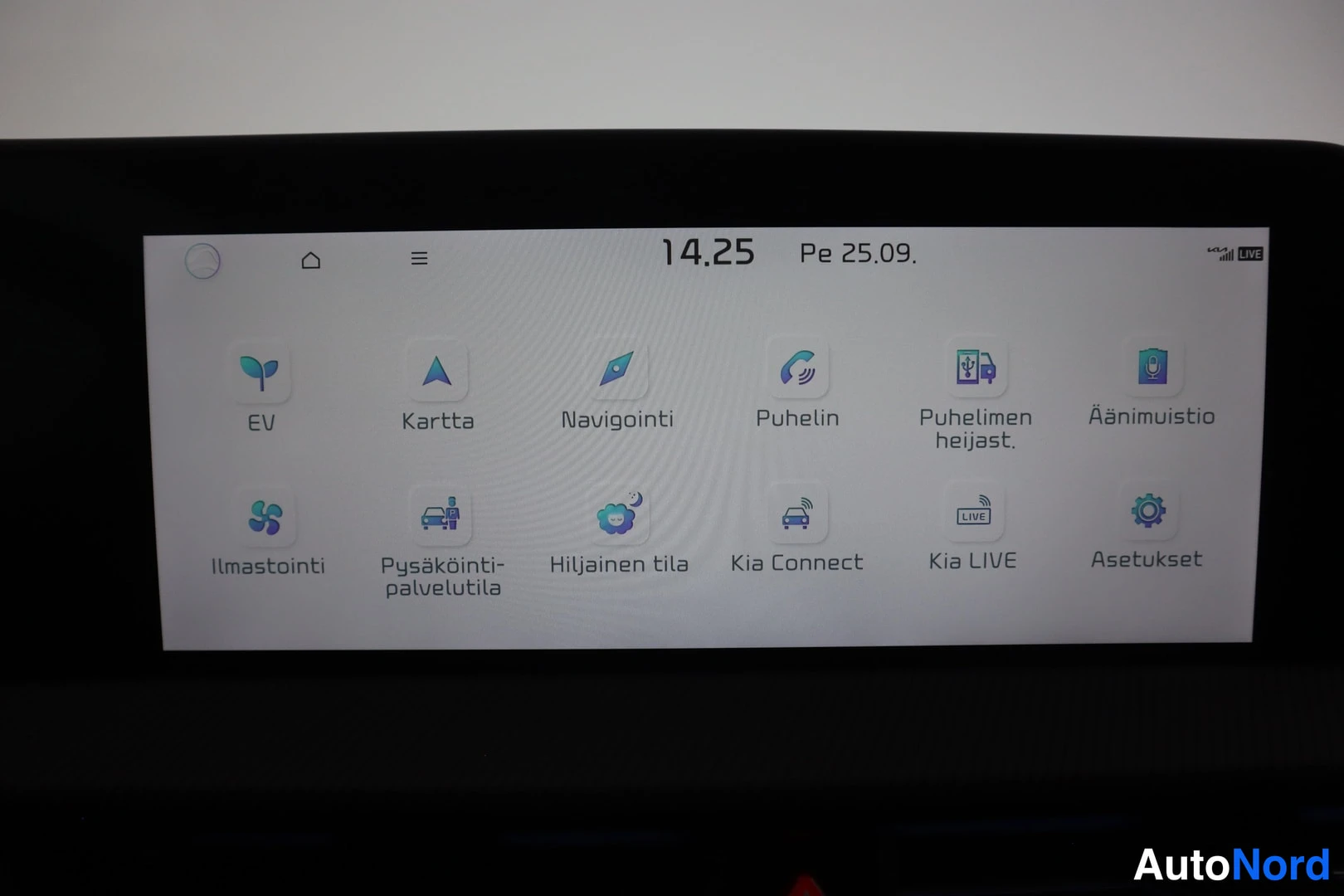 Muu: Infotainment-näytön valikko vaihtoehdoilla EV, Kartta, Navigointi, Puhelin, Puhelimen heijastus, Äänimuistio, Ilmastointi, Pysäköintipalvelutila, Hiljainen tila