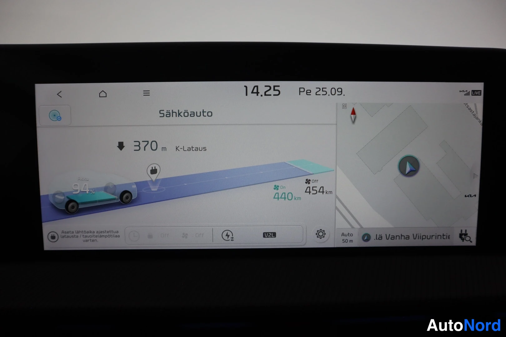 Muu: Auton infotainment-näytön sähköauto-näkymä: latauskohde 370 m päässä, akun varaustaso 94 %, toimintaetäisyys 440 km ja 454 km, kartta oikealla.