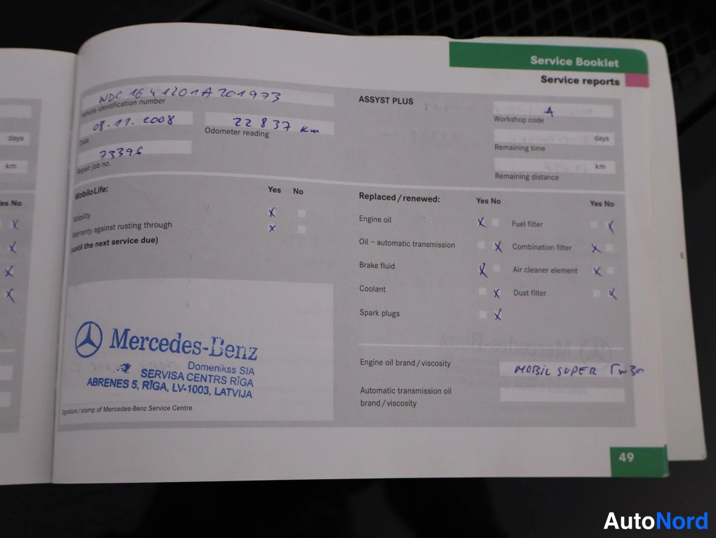 Muu: Auki oleva Mercedes-Benz Service Booklet -huoltopöytäkirja sivu 49, käsin kirjoitetuilla tiedoilla: päivämäärä 07.07.2008, mittarilukema 22 837 km.