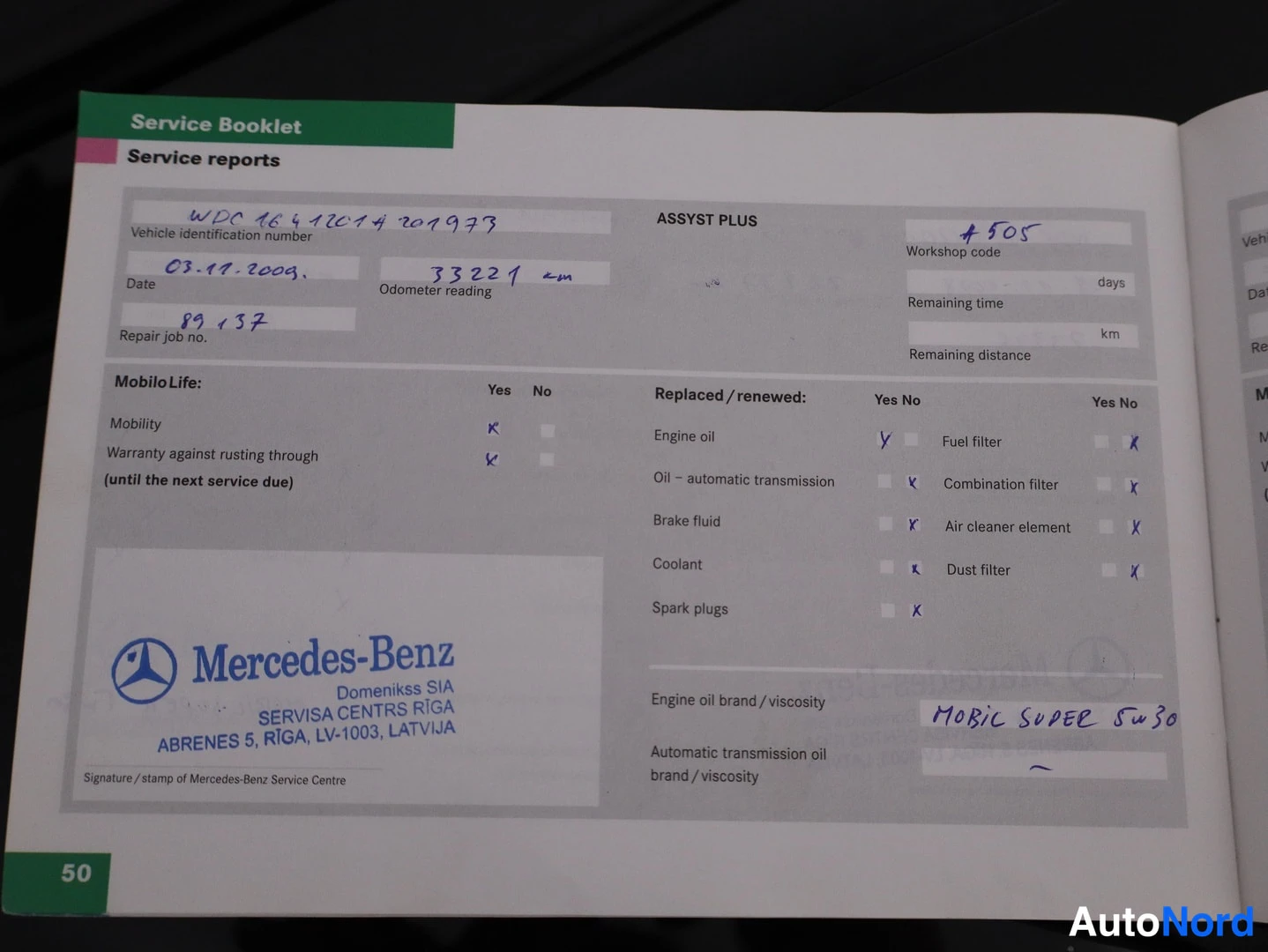 Muu: Auki oleva Mercedes-Benz Service Booklet -huoltopöytäkirja sivu 50, käsin kirjoitetuilla tiedoilla: päivämäärä 03.11.2009, mittarilukema 33 221 km.