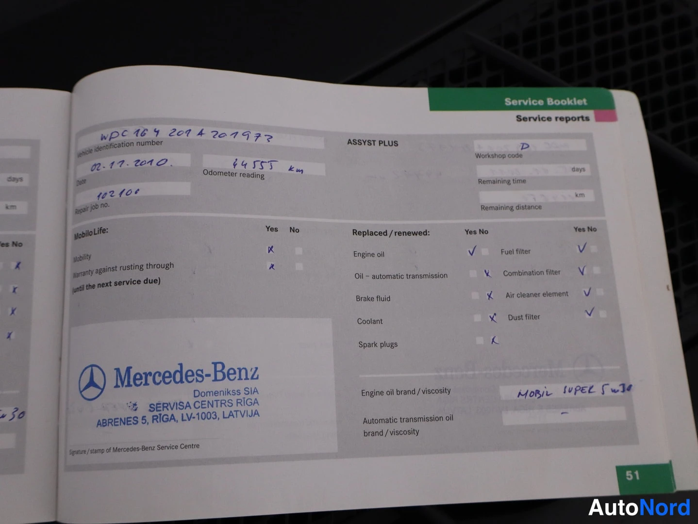 Asiakirja: Auki oleva Mercedes-Benz Service Booklet -huoltokirjan sivu 51, jossa käsin kirjoitettu huolto 02.11.2010, mittarilukema 64555 km.