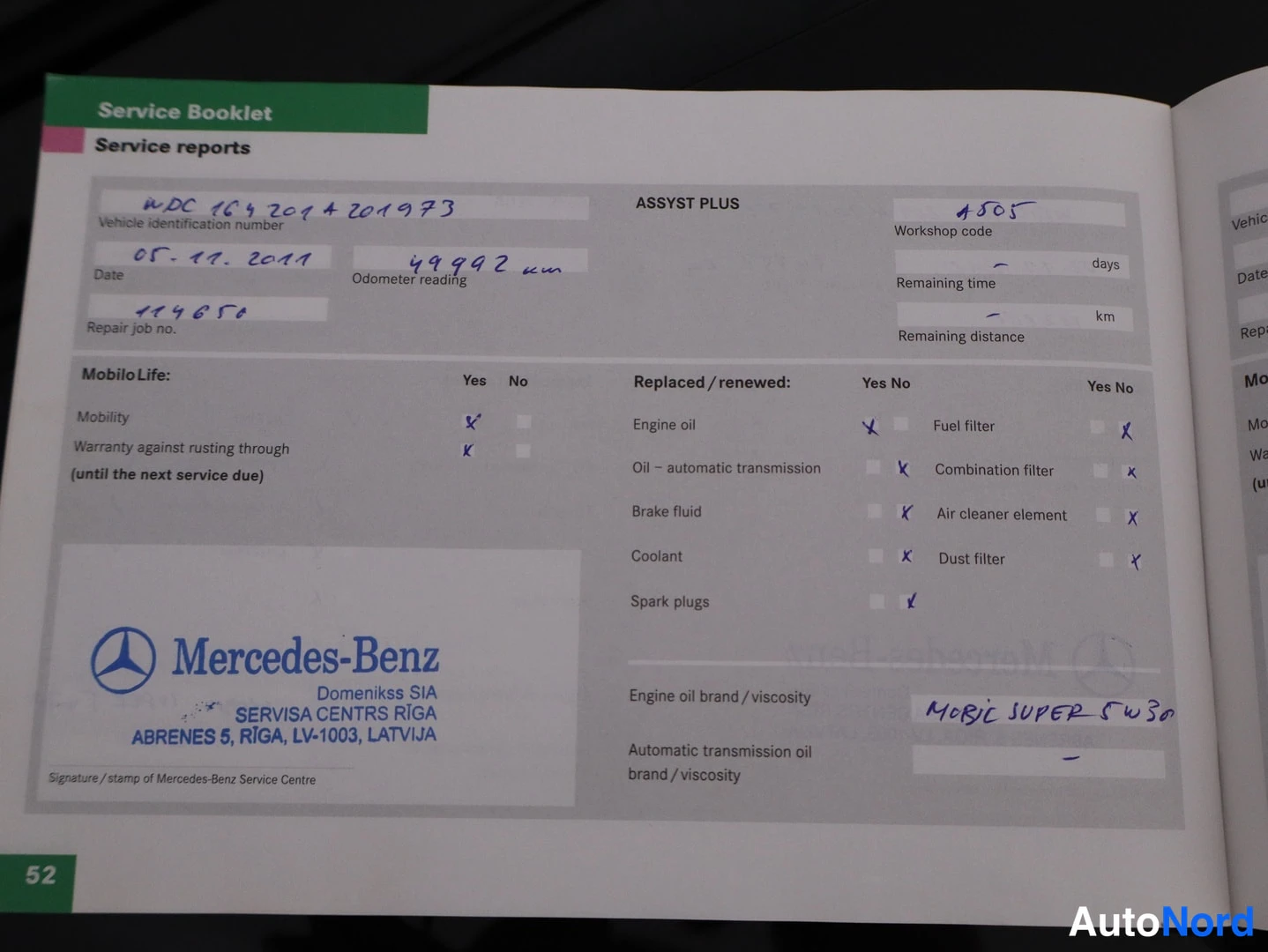 Asiakirja: Mercedes-Benz Service Booklet -huoltokirjan sivu 52, jossa käsin kirjoitettu huolto 05.11.2011, mittarilukema 49992 km.