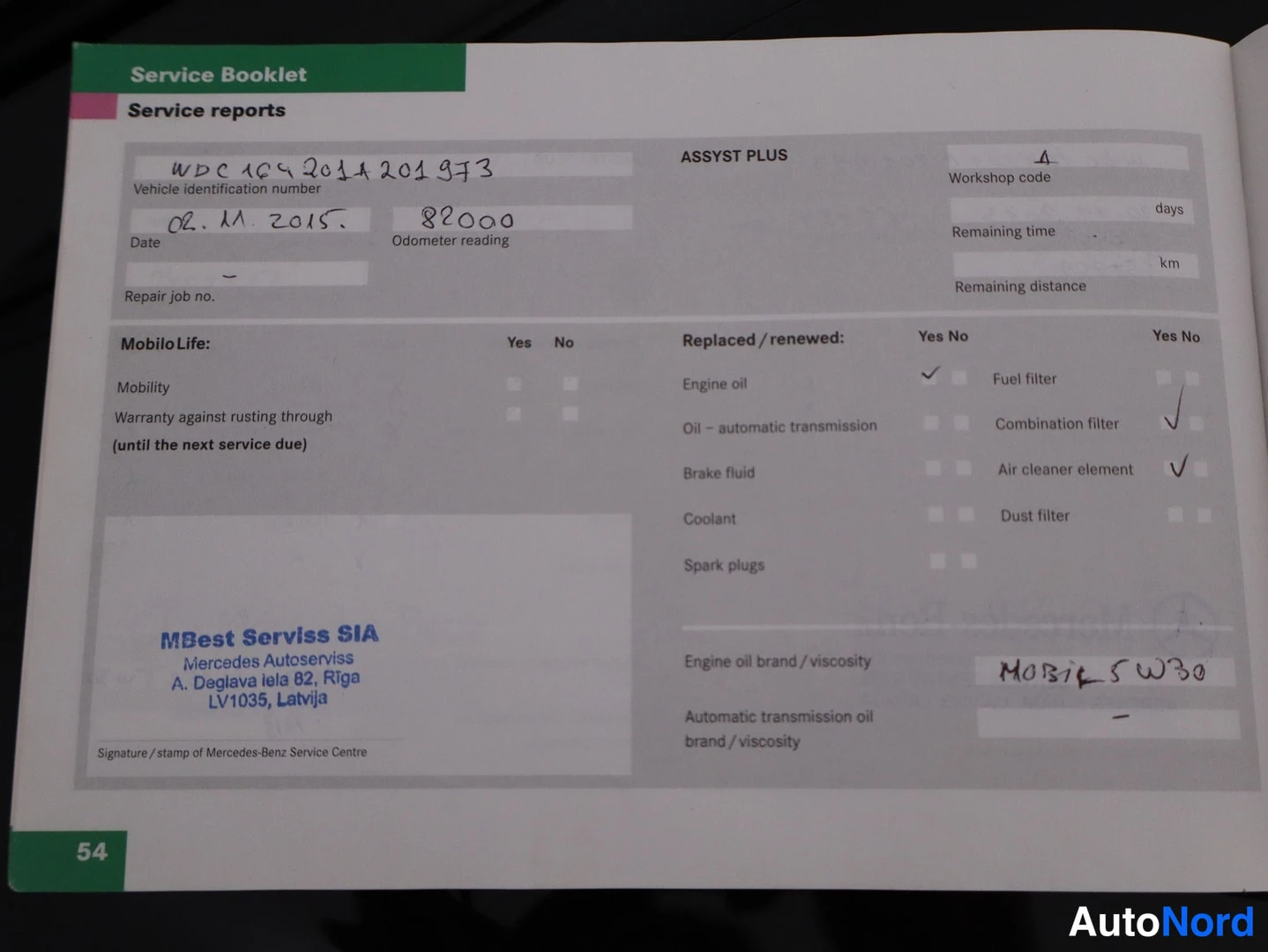 Asiakirja: Mercedes-Benz Service Booklet -huoltokirjan sivu 54, jossa käsin kirjoitettu huolto 02.11.2015, mittarilukema 82000 km, huoltamo MBest Serviss SIA.