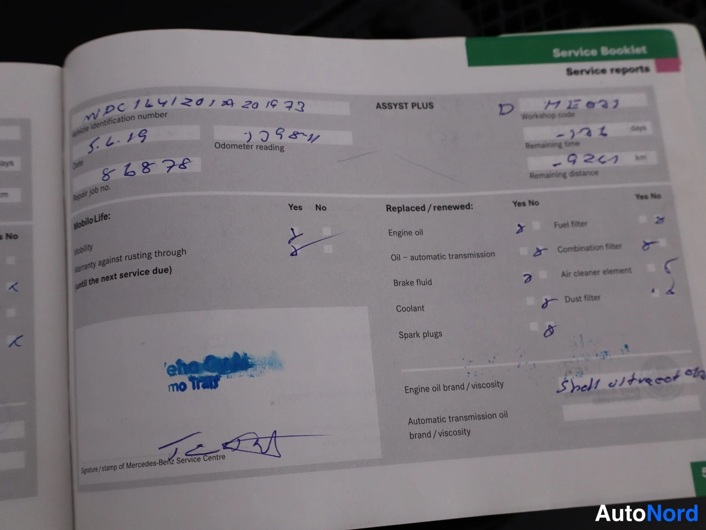 Yksityiskohta: Mercedes-Benzin Service Booklet -huoltokirjan sivu, huolto päiväys 5.6.2019, matkamittari 179881, vaihdettu moottoriöljy (Shell Ultra), suodattimet ja sytytystu