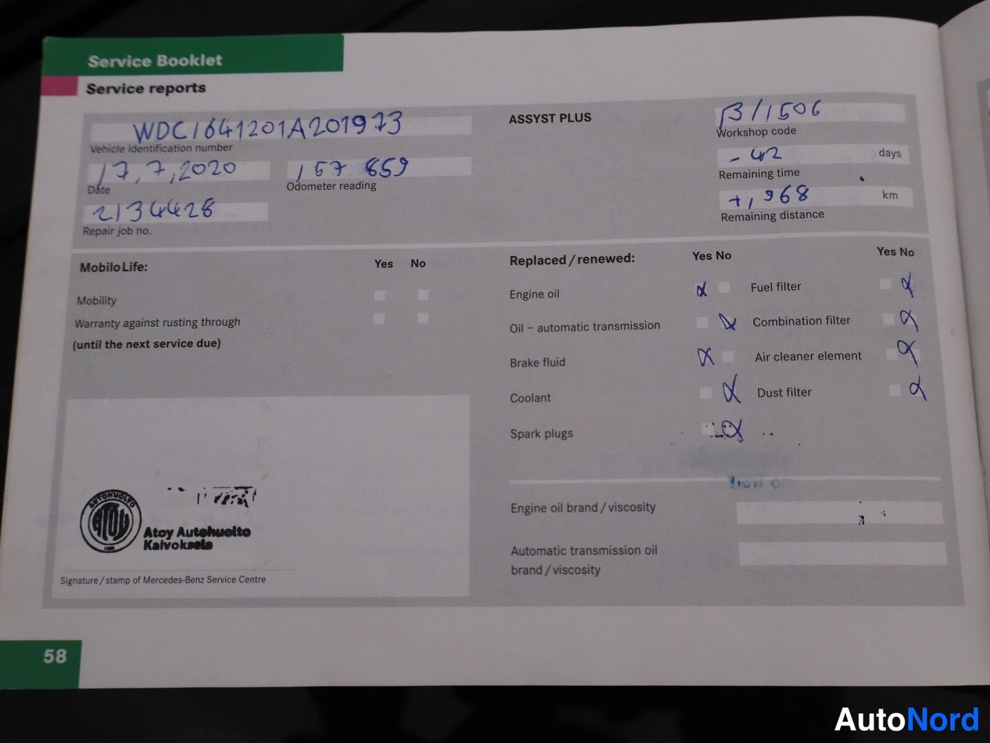 Yksityiskohta: Mercedes-Benzin Service Booklet -huoltokirjan sivu 58, huolto päiväys 13.7.2020, matkamittari 157669, Atoy Autohuolto Kaukosaat? -leima, vaihdettu öljyt ja suod