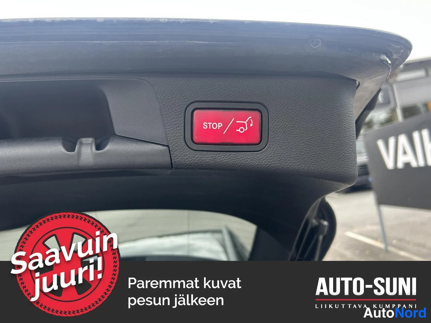 Takaa: Takaosan yläosa: punainen STOP-painike takaluukun sisäpinnassa