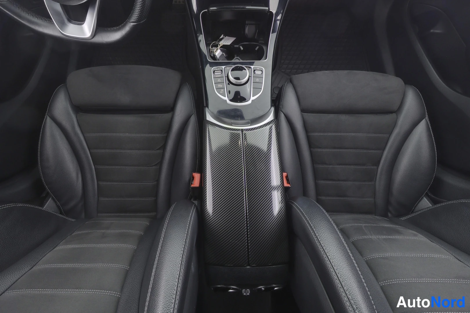 Musta Mercedes-Benz C 2019, edestä, kuva 3