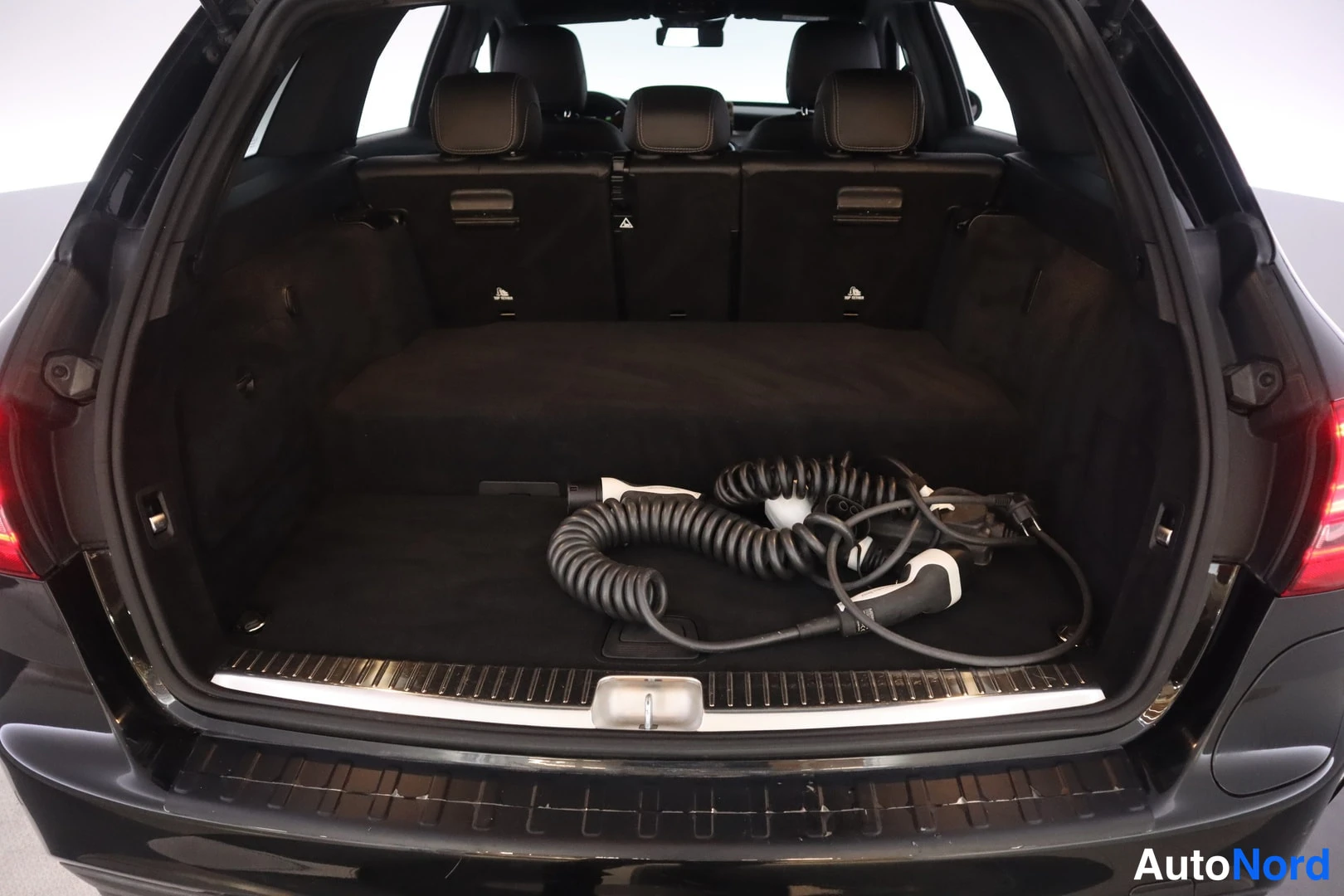 Musta Mercedes-Benz C 2019, takaa, kuva 11