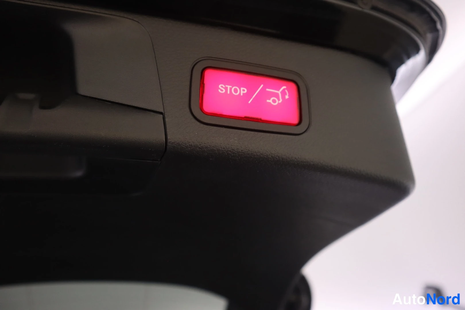 Musta Mercedes-Benz C 2019, yksityiskohta, kuva 14