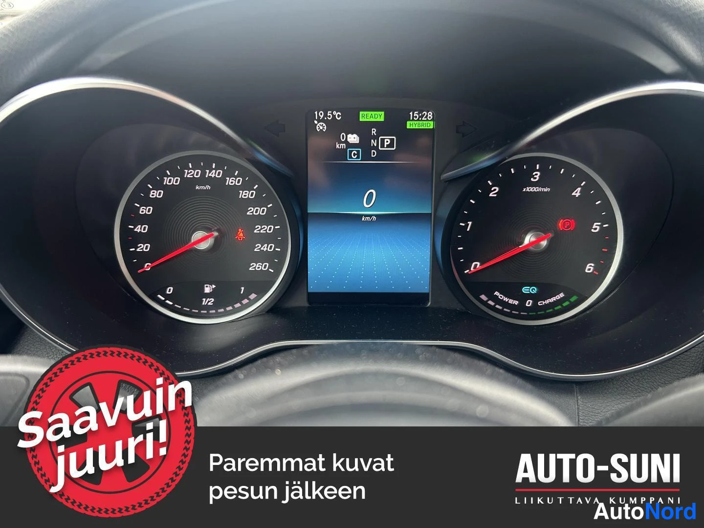 Muu: Mittaristonäyttö: hybridi READY-tila, vaihde P, EQ POWER/CHARGE-mittari ja digitaalinopeus 0 km/h.
